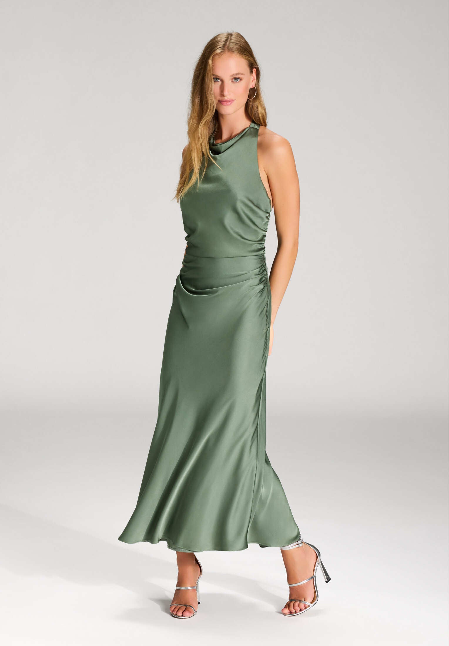 Midikleid aus Satin mit Rückenausschnitt matcha green