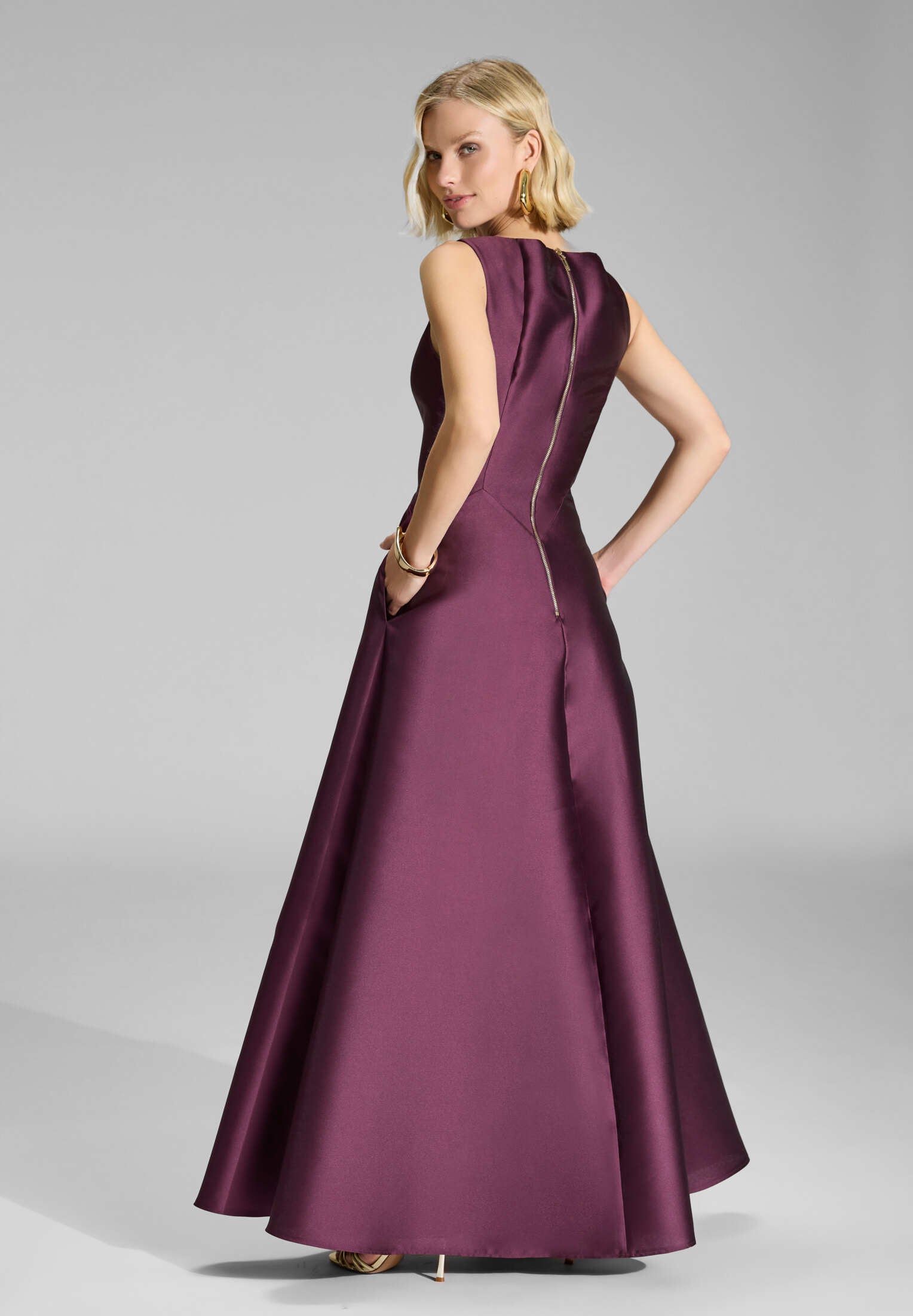 Robenartiges Abendkleid mit Eingrifftaschen