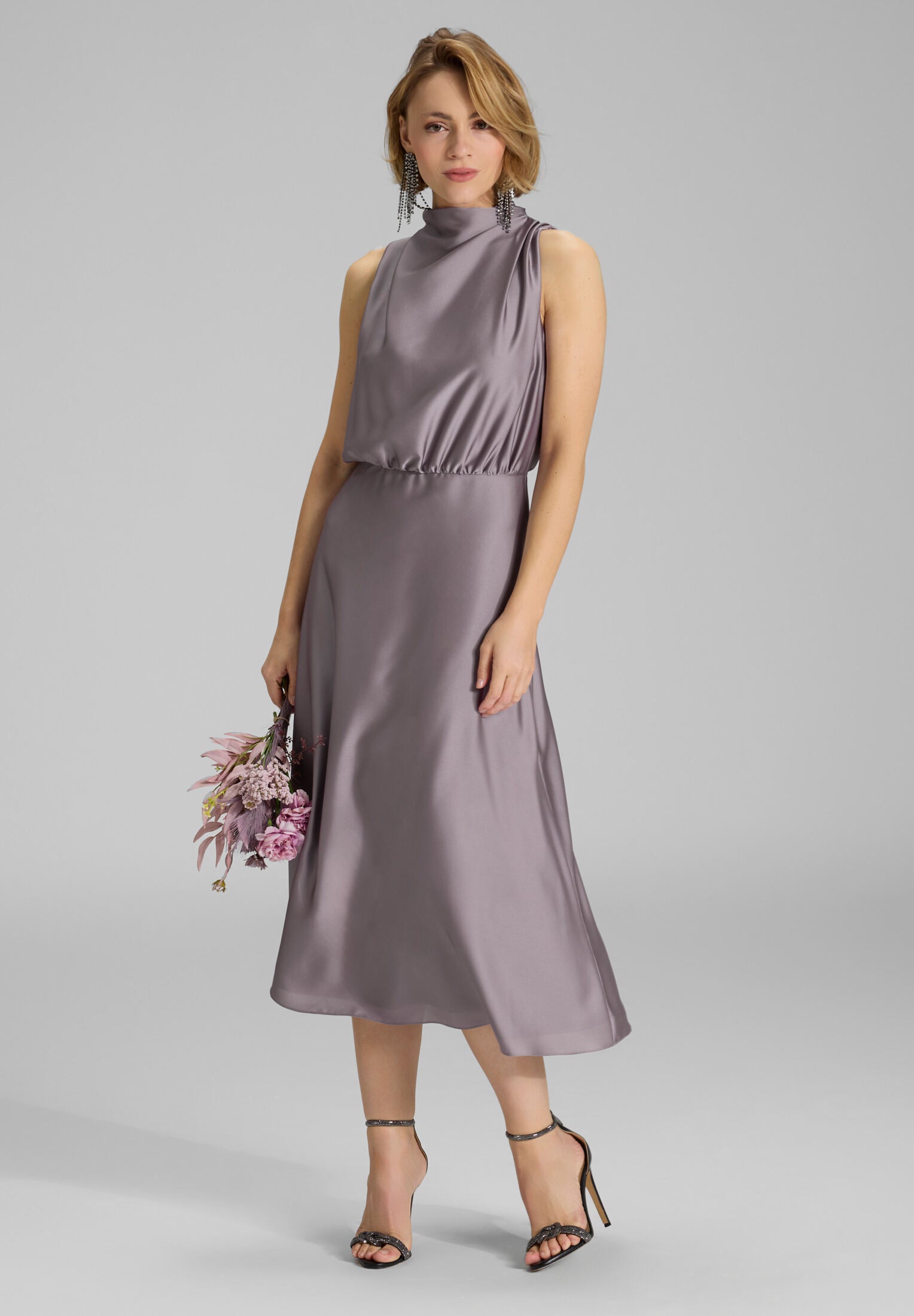 Midi Kleid aus nachhaltigem Satin mit Drapierung am Kragen