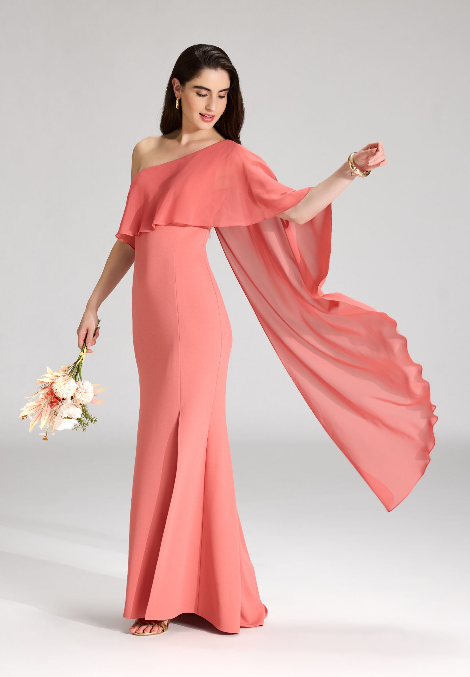 One-Shoulder Abendkleid mit einem Cape-ähnlichen Ärmel aus Chiffon