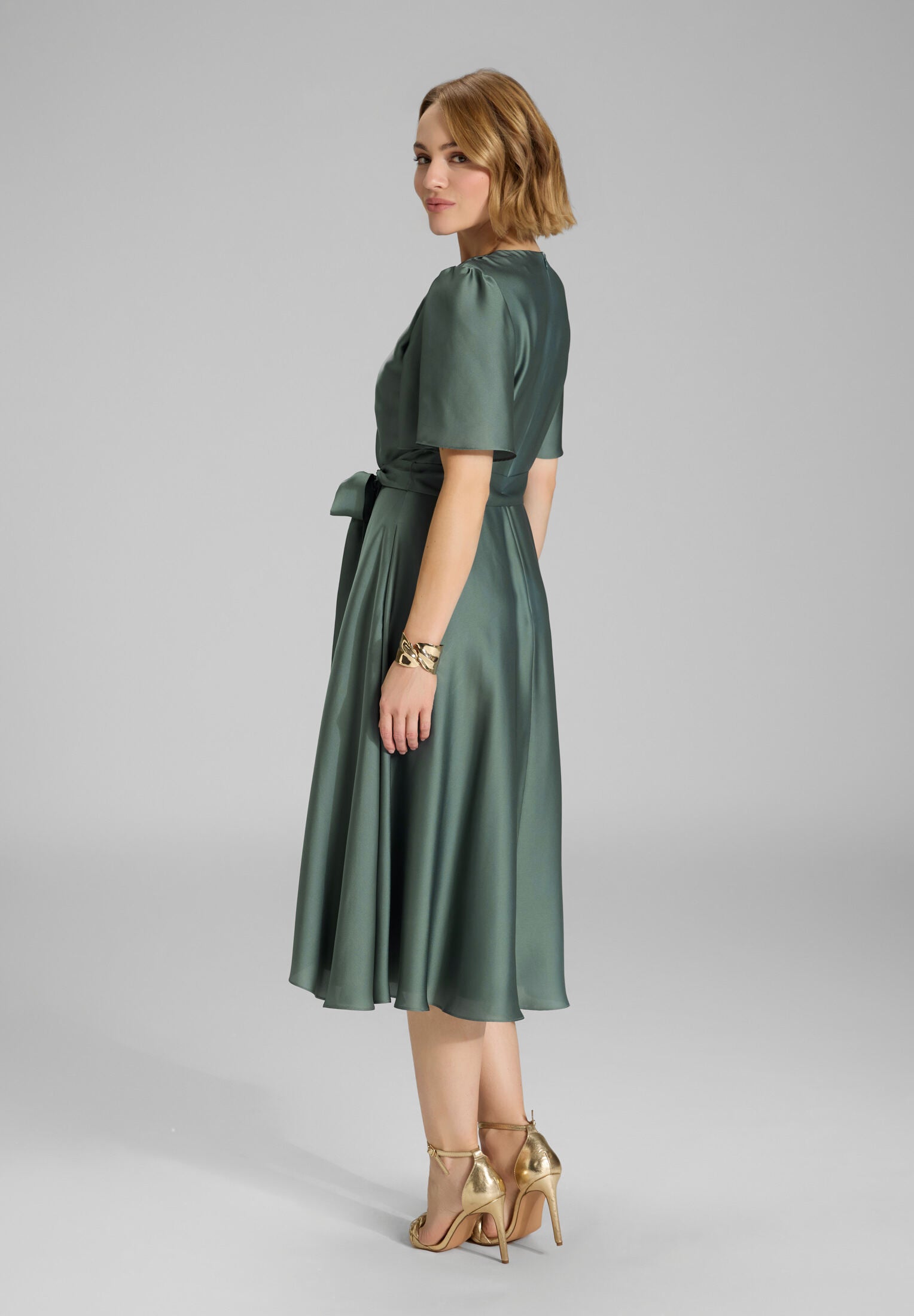 Cocktailkleid aus nachhaltigem Satin in Wickel Optik