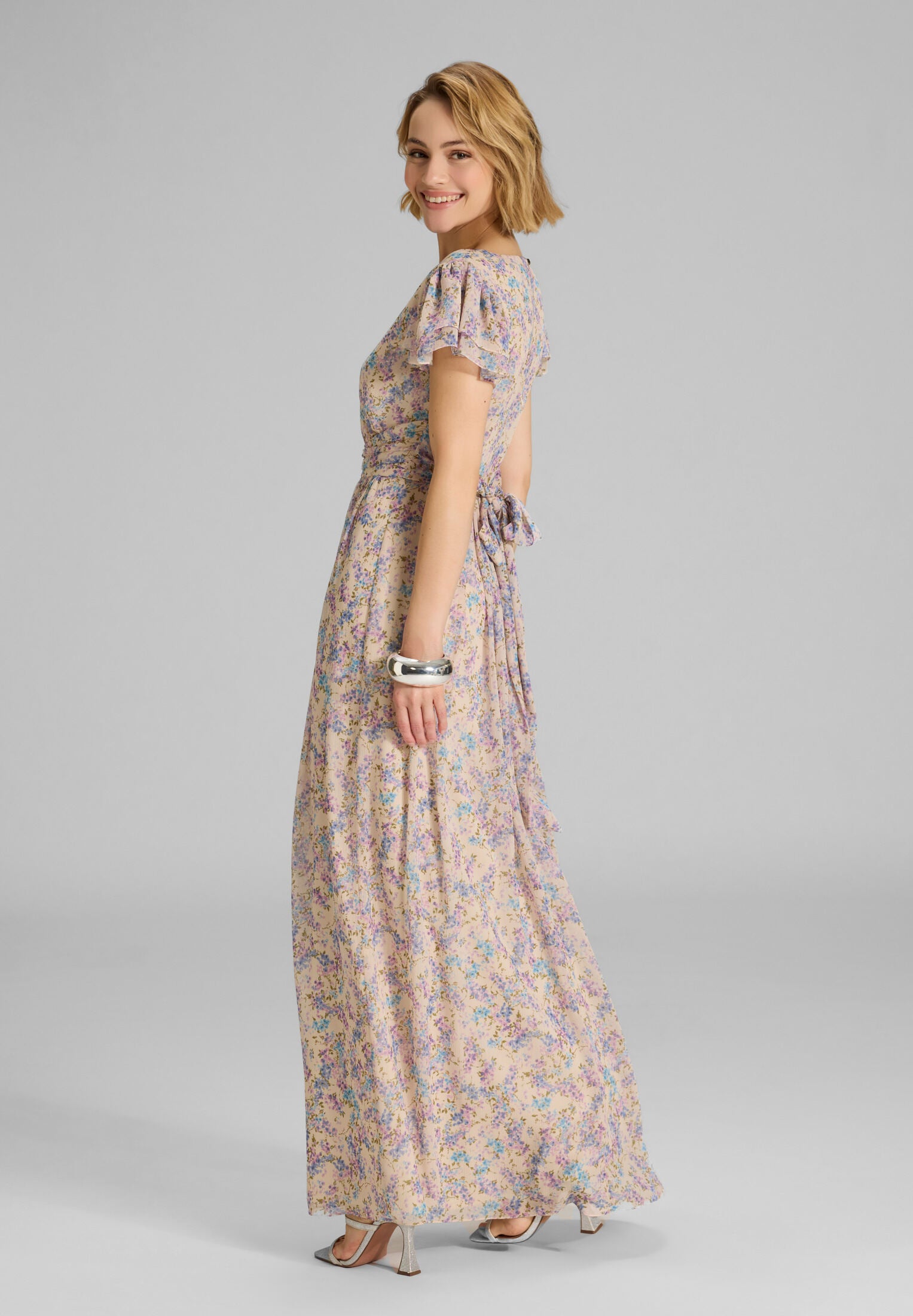 Maxikleid mit kurzen Flügelärmeln aus floral bedrucktem Crinkle Chiffon