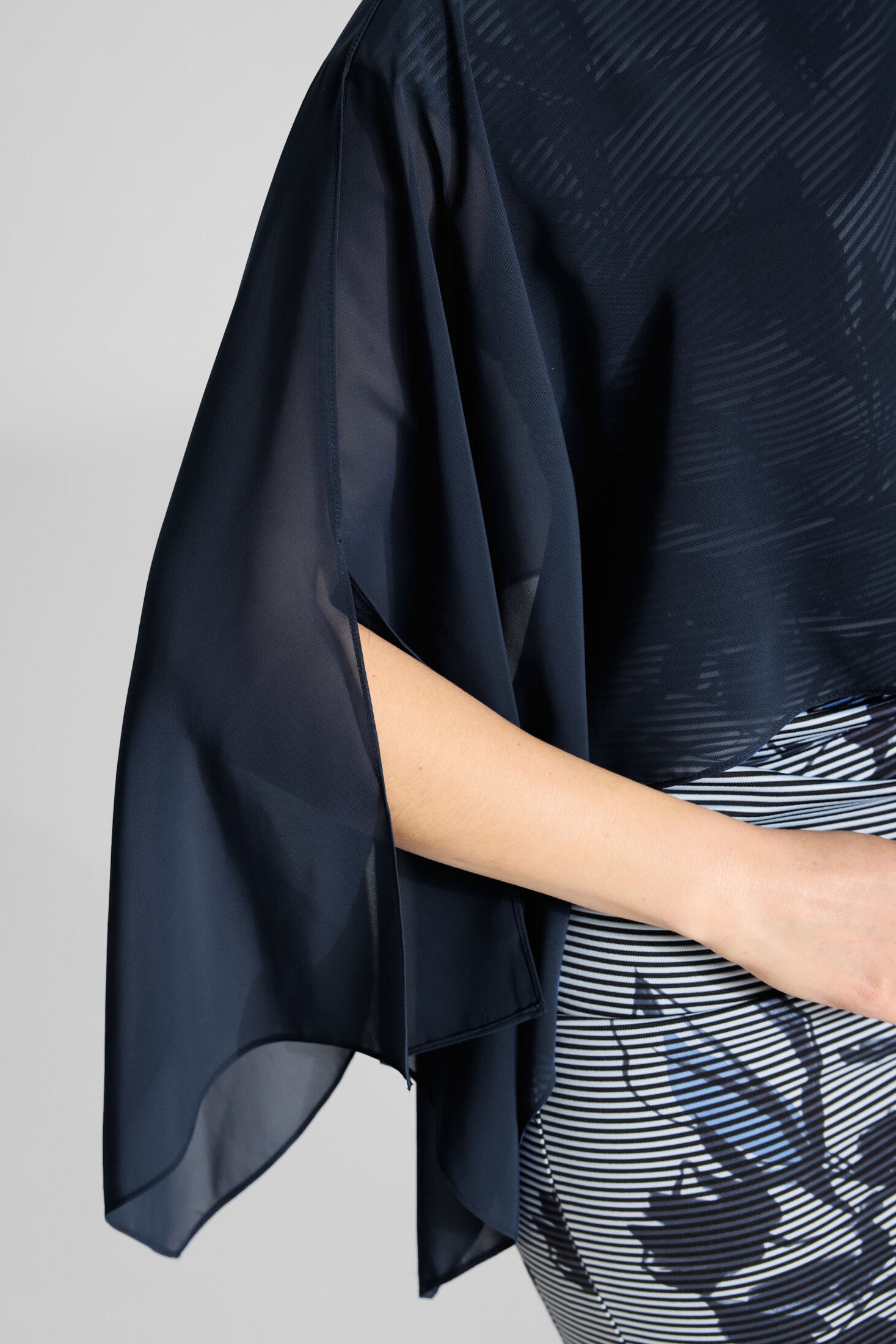 Schlupf-Stola aus Chiffon mit Ärmelschlitzen