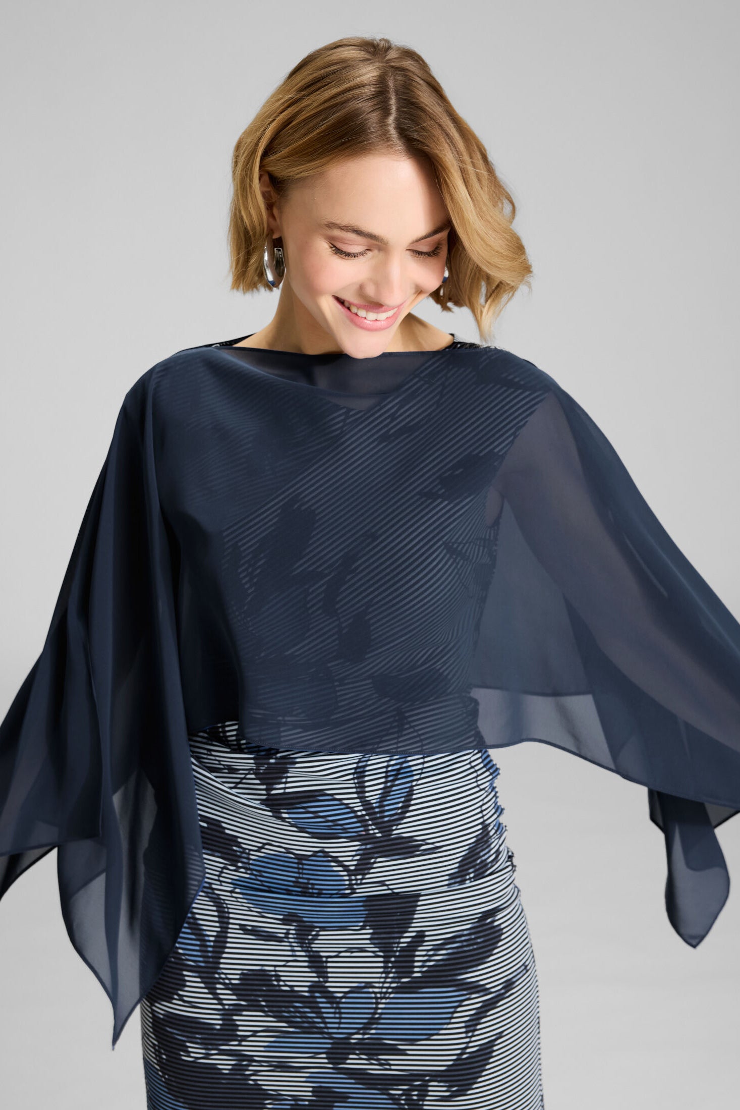 Schlupf-Stola aus Chiffon mit Ärmelschlitzen