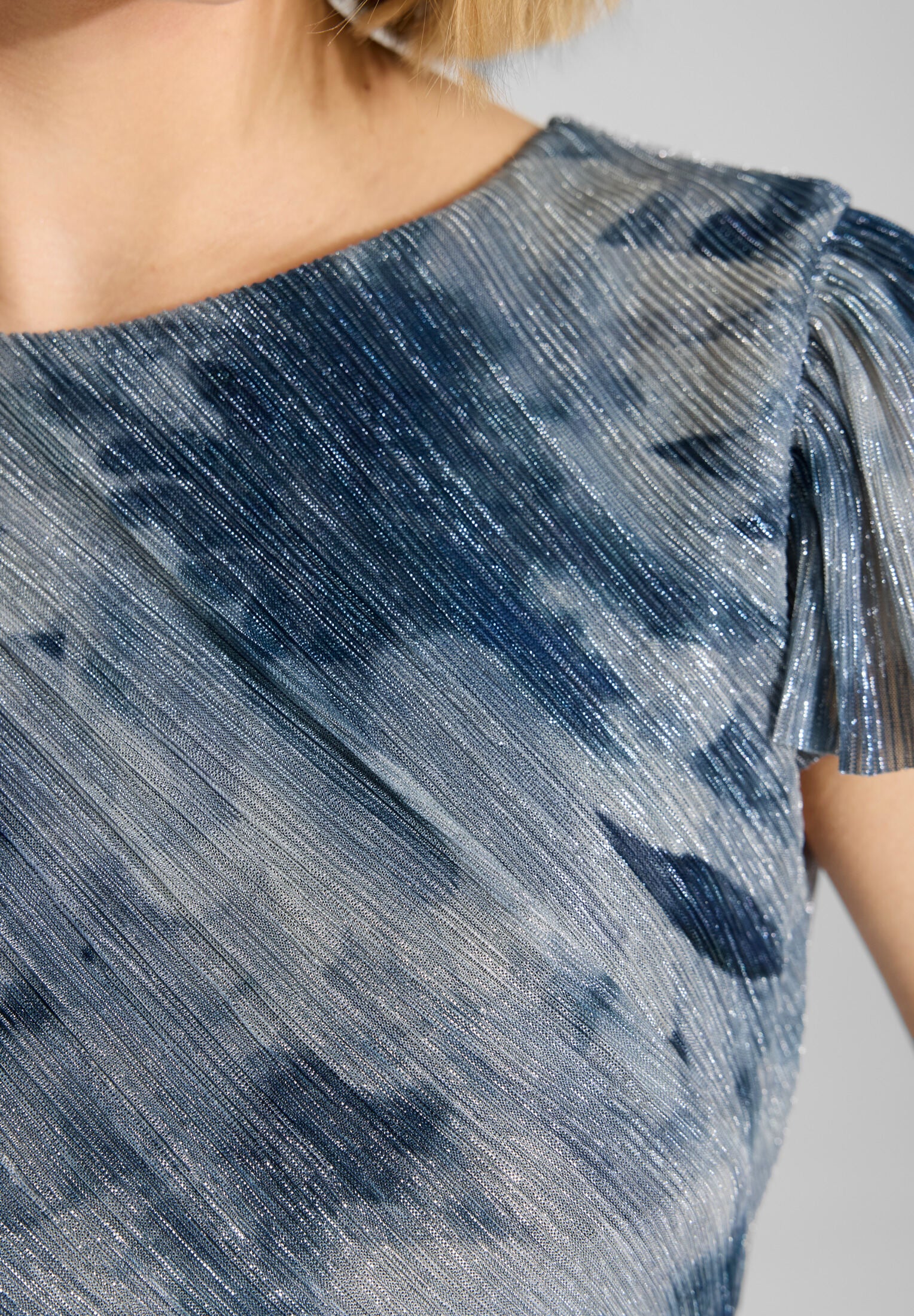 Midi Kleid aus bedrucktem Plissee Jersey mit kurzen Ärmeln