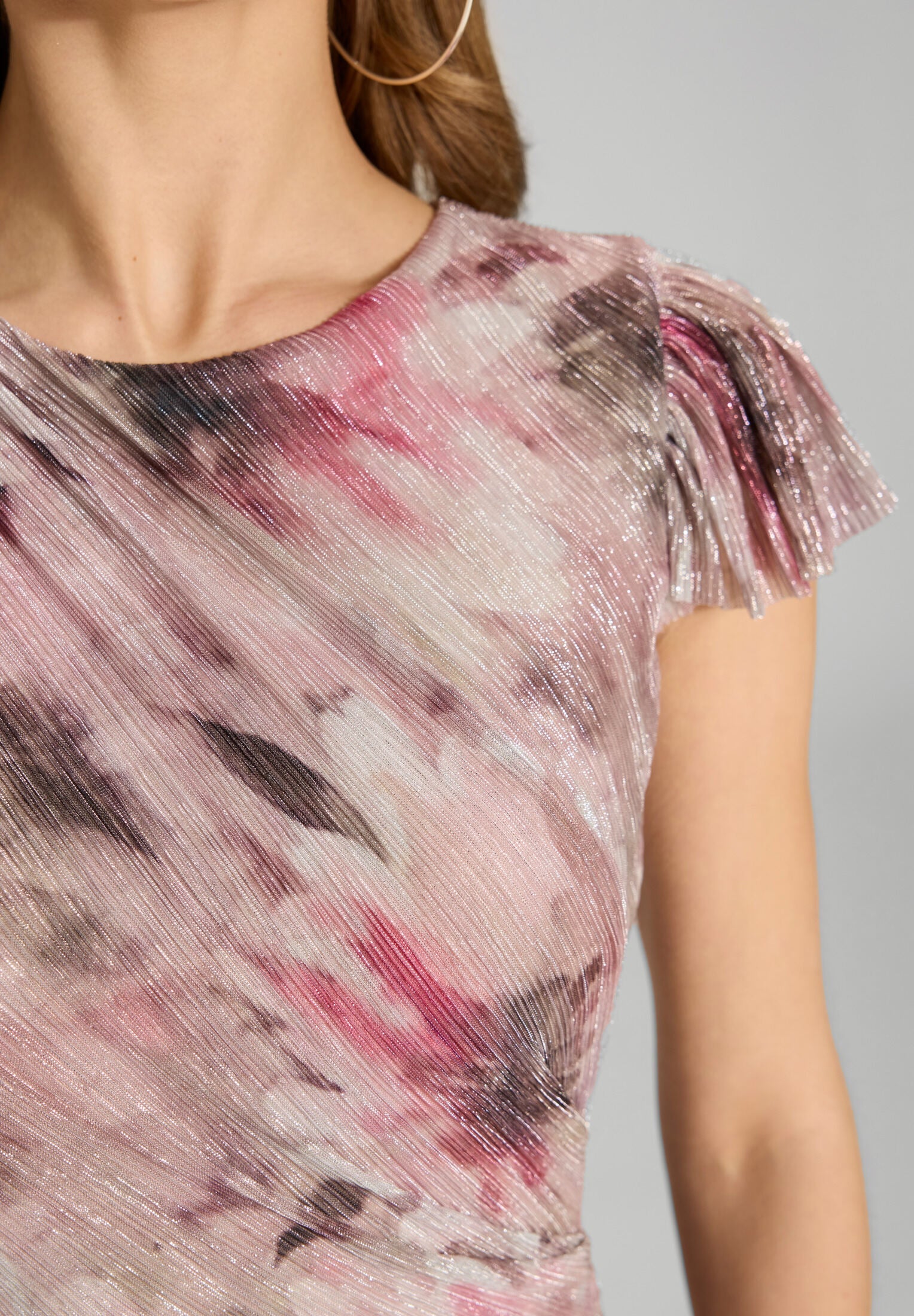 Midi Kleid aus bedrucktem Plissee Jersey mit kurzen Ärmeln