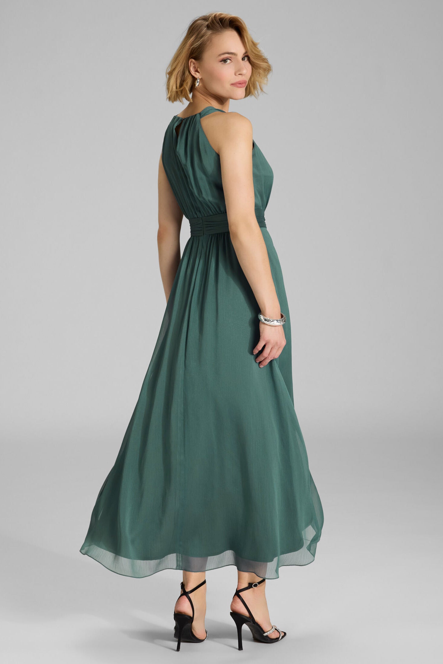 Abendkleid aus Chiffon mit Vokuhila Saum und Stoffblüte