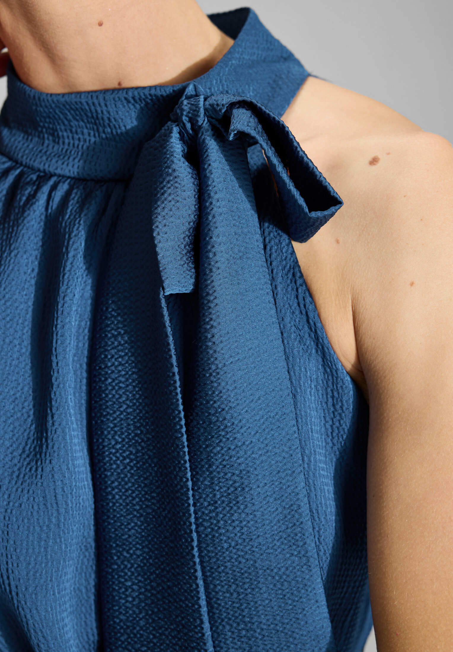 Jumpsuit mit Schluppe aus gehämmertem Satin