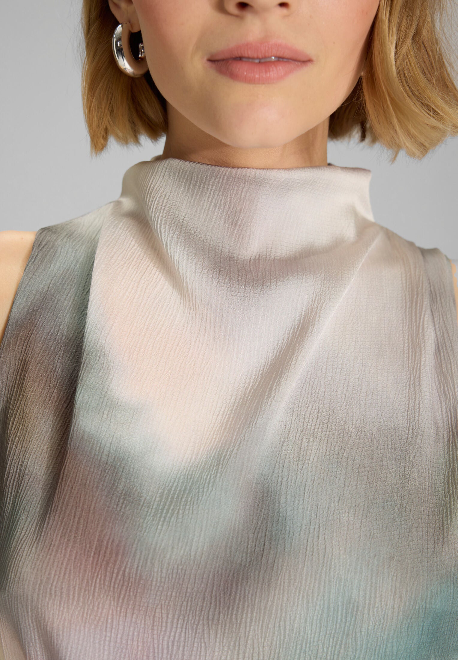 Midi Kleid aus gehämmertem Satin mit abstraktem Druck und Drapierung am Kragen