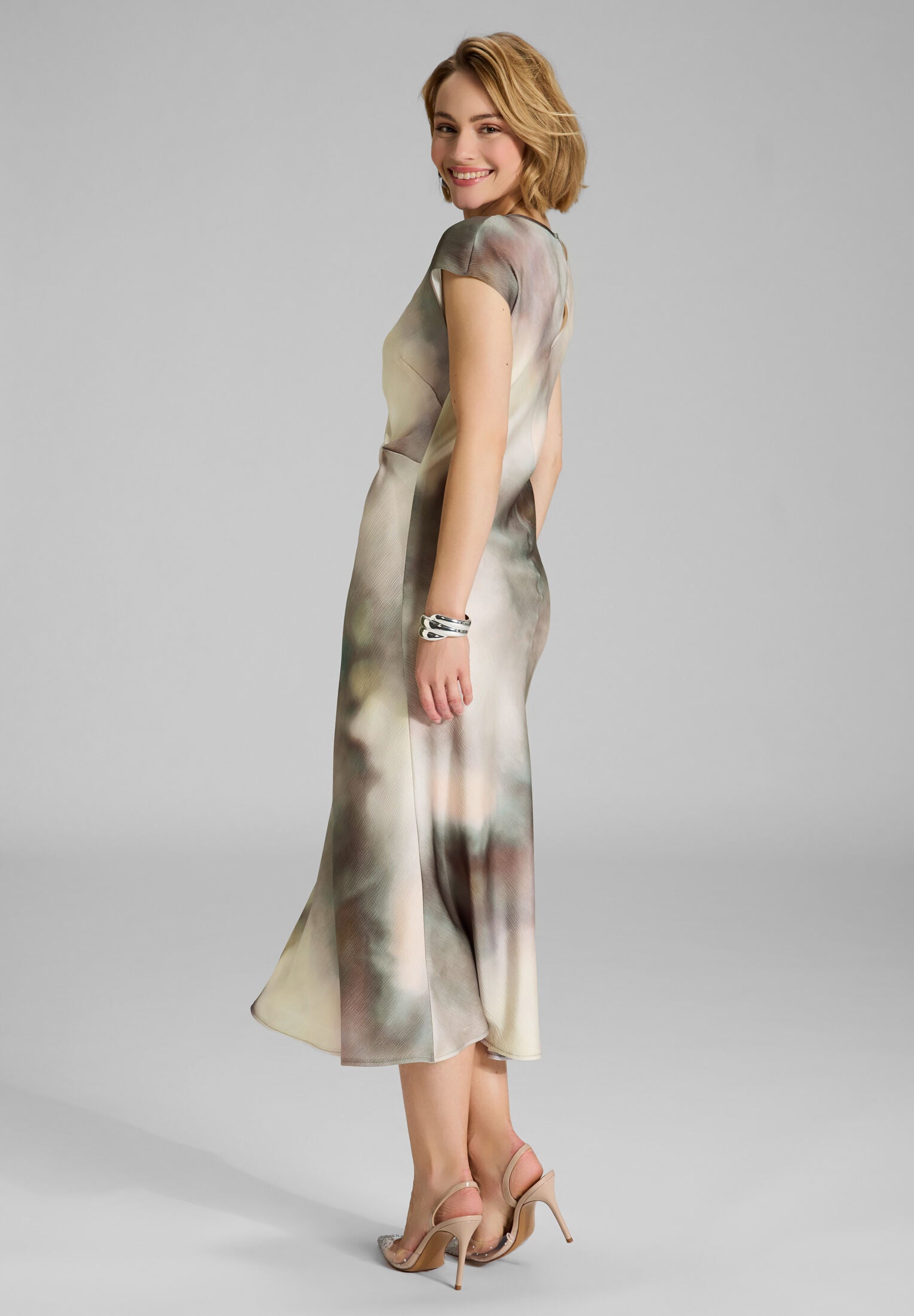 Slip Dress aus gehämmertem Satin mit abstraktem Druck