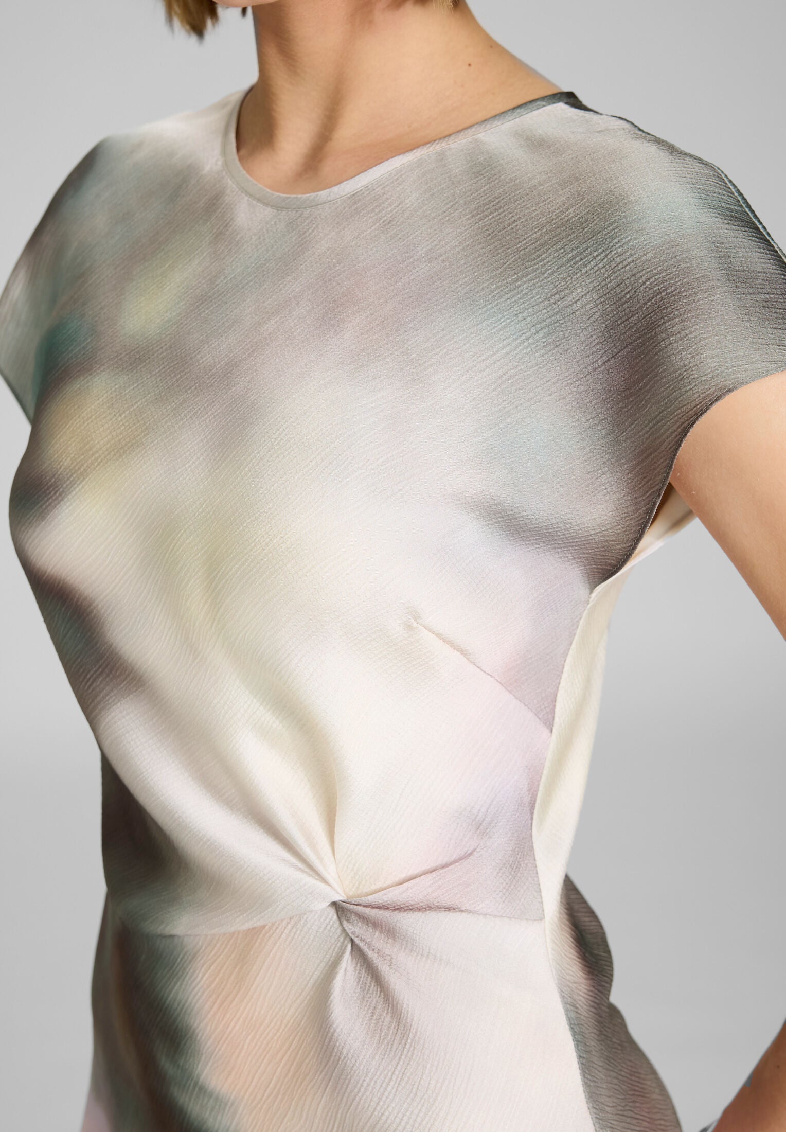 Slip Dress aus gehämmertem Satin mit abstraktem Druck