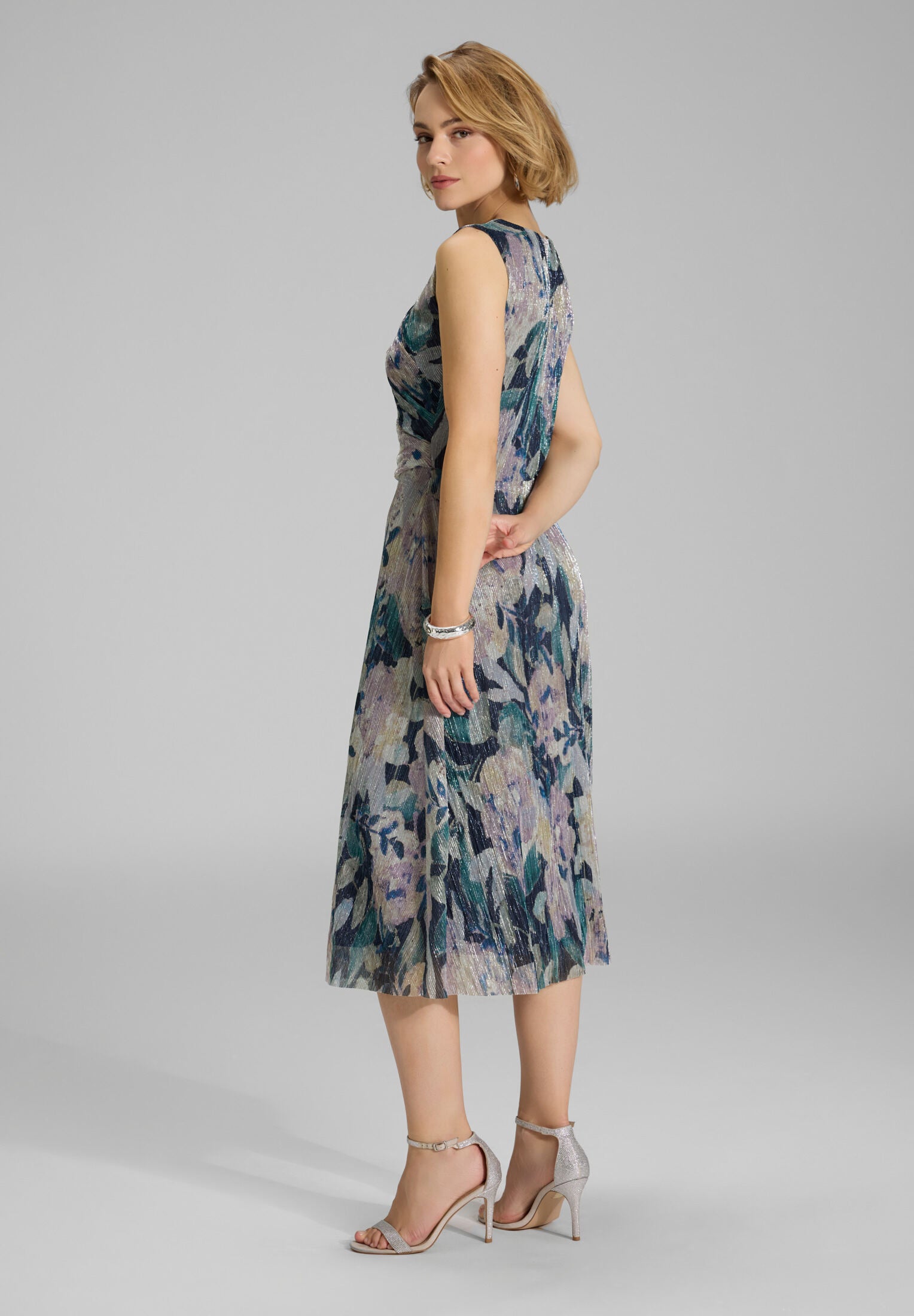 Midi Kleid mit diagonaler Drapierung aus bedrucktem Plissee Jersey