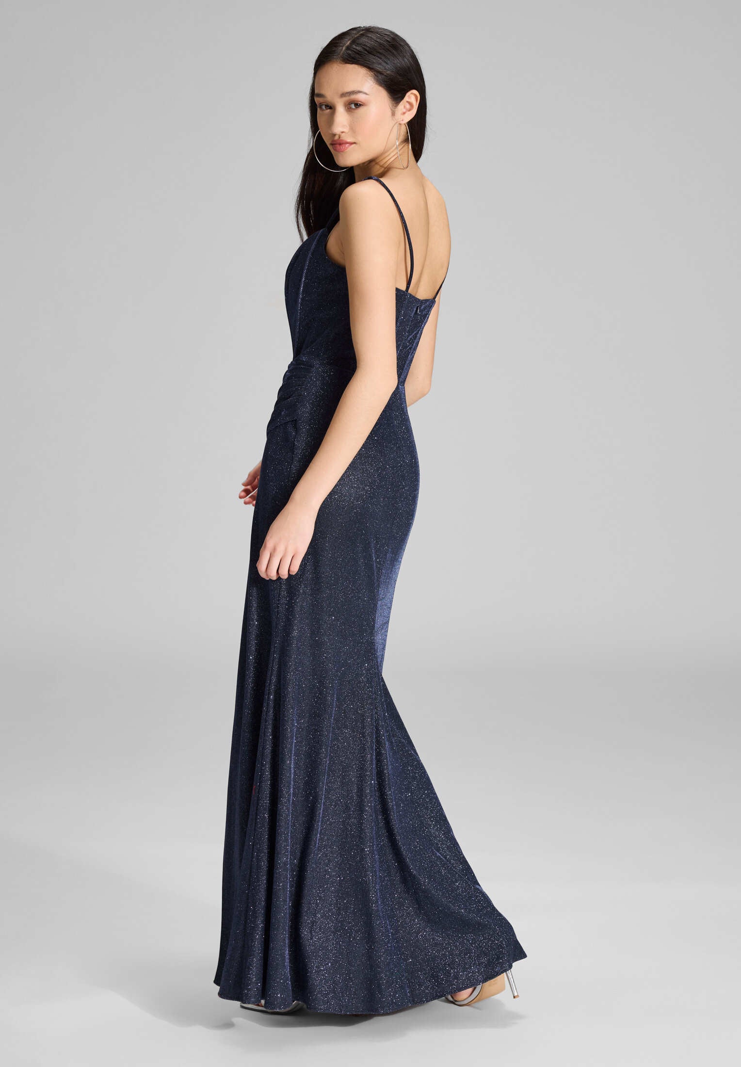 Figurbetontes Abendkleid mit Beinschlitz