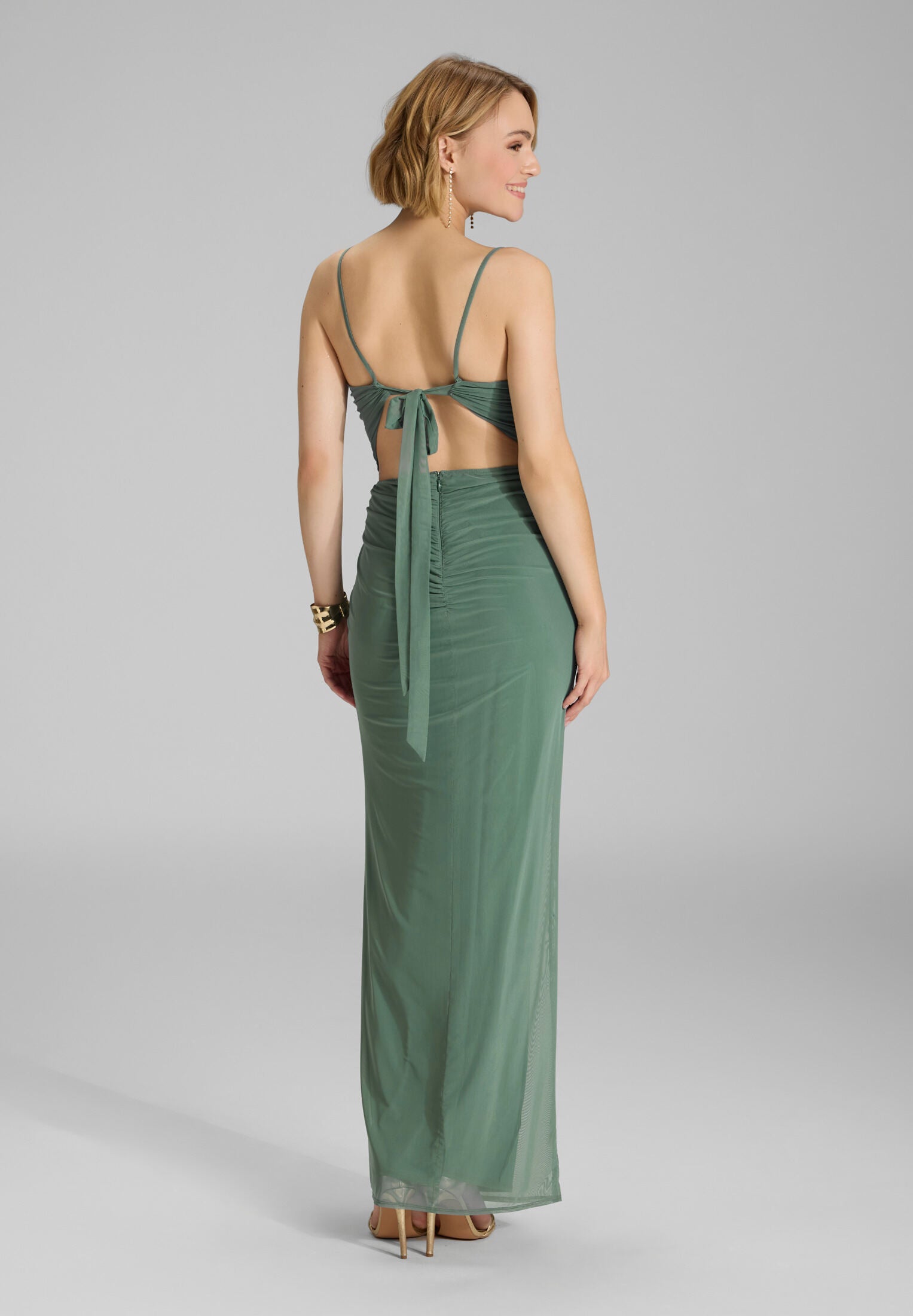 Figurbetontes Abendkleid aus Mesh mit Beinschlitz und Raffungen