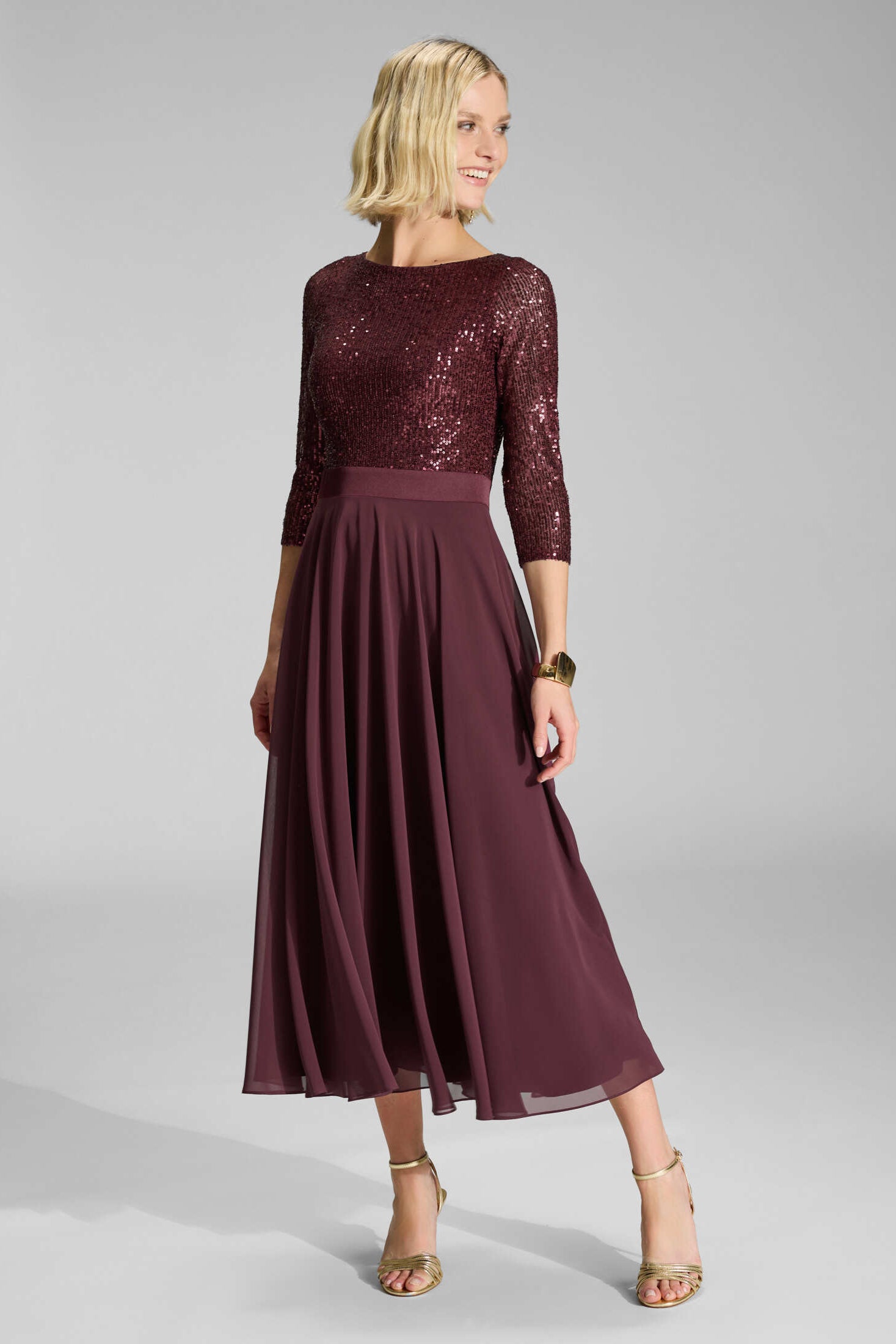 Cocktailkleid in Midi Länge mit Top aus elastischer Paillette und Tellerrock in Chiffon merlot