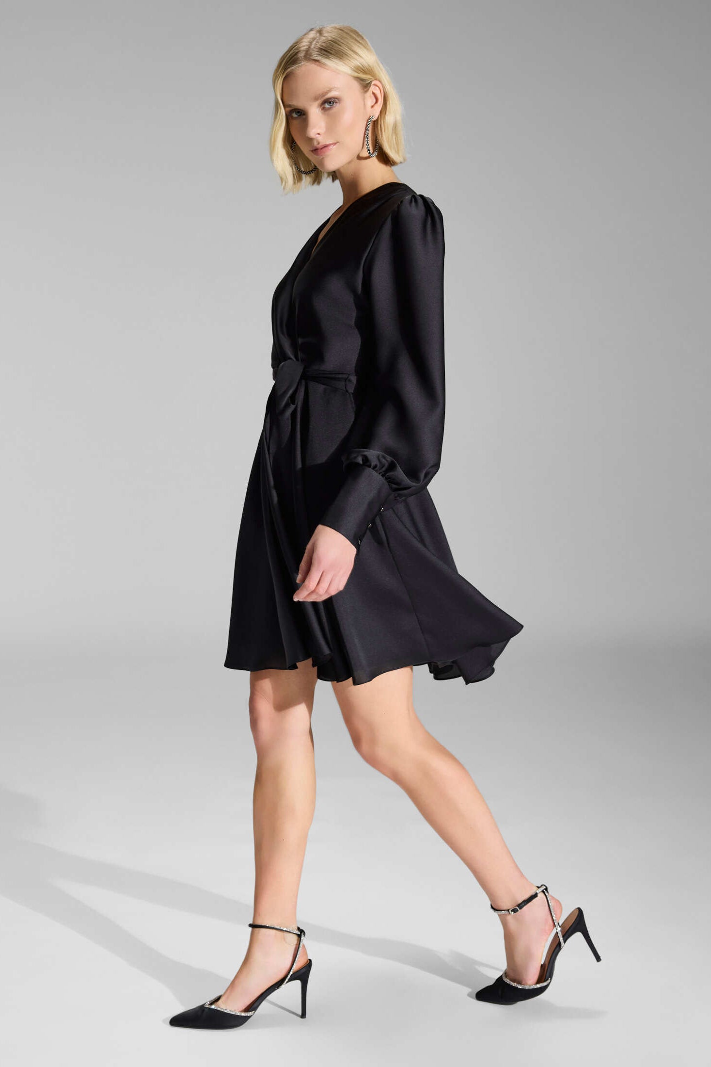 Cocktailkleid aus Satin mit breiten Manschetten, Wickel Oberteil und Tellerrock