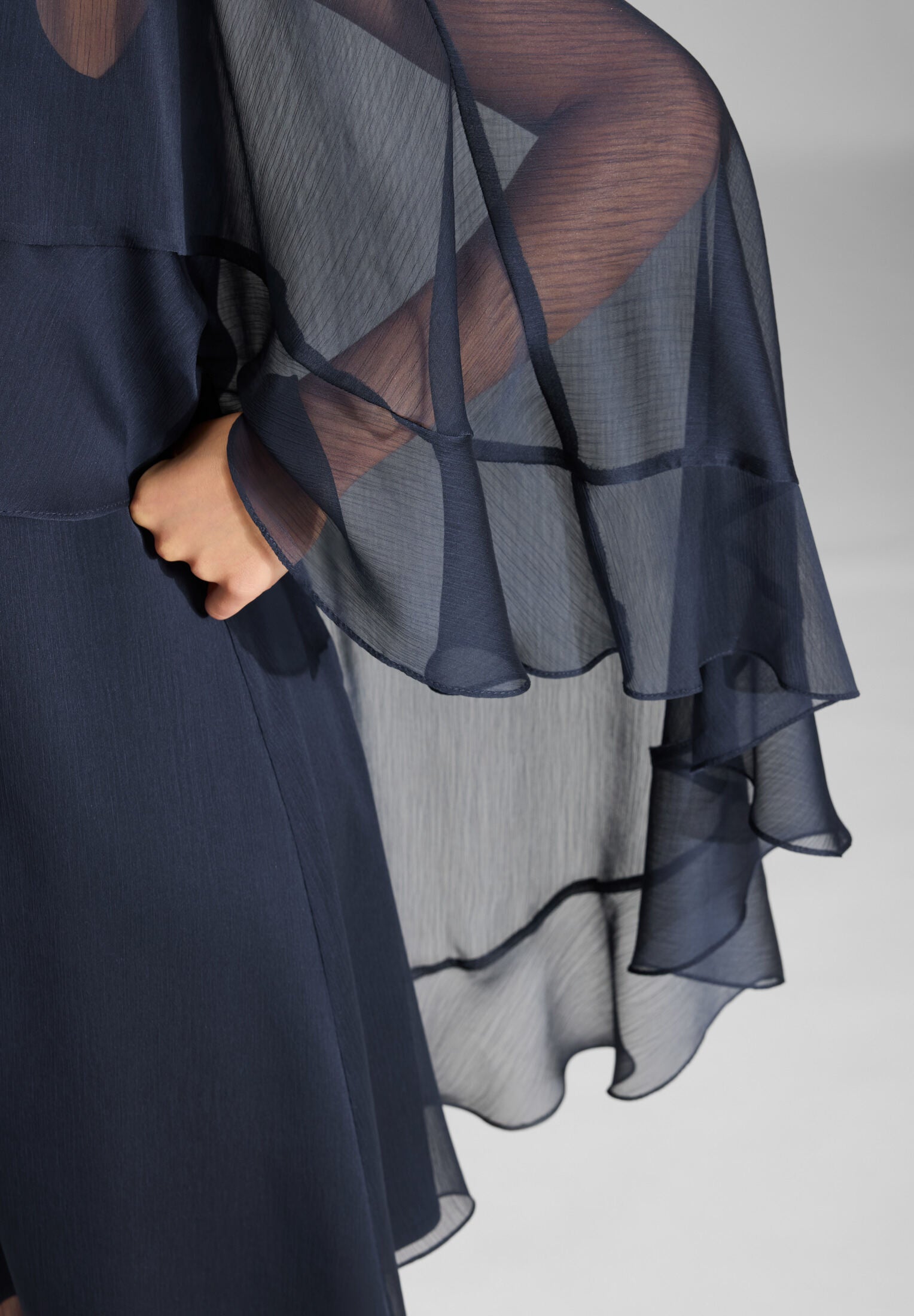 Kurzes Cape-Kleid aus Crinkle Chiffon mit Volants