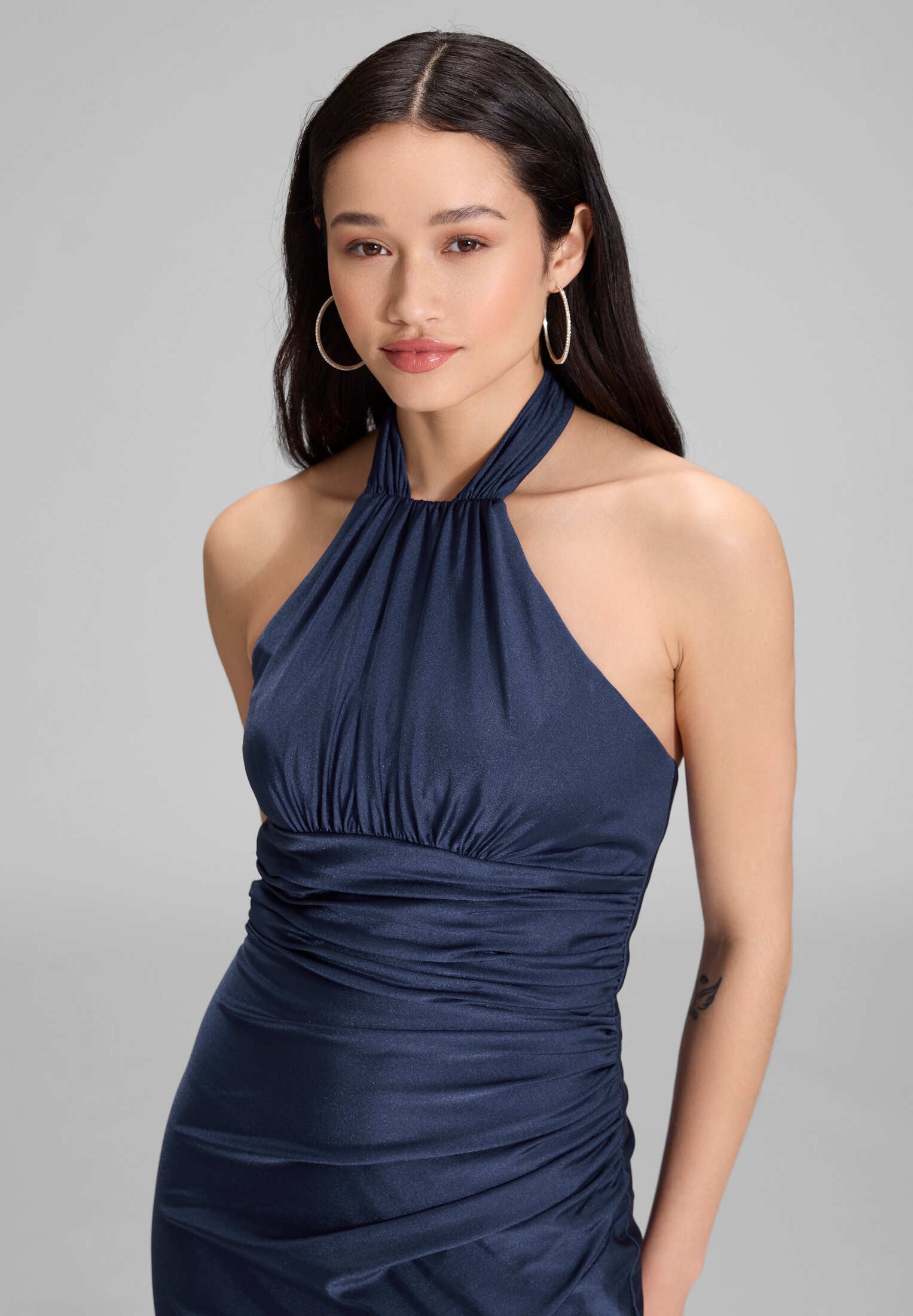 Figurbetontes Neckholder-Kleid aus Jersey