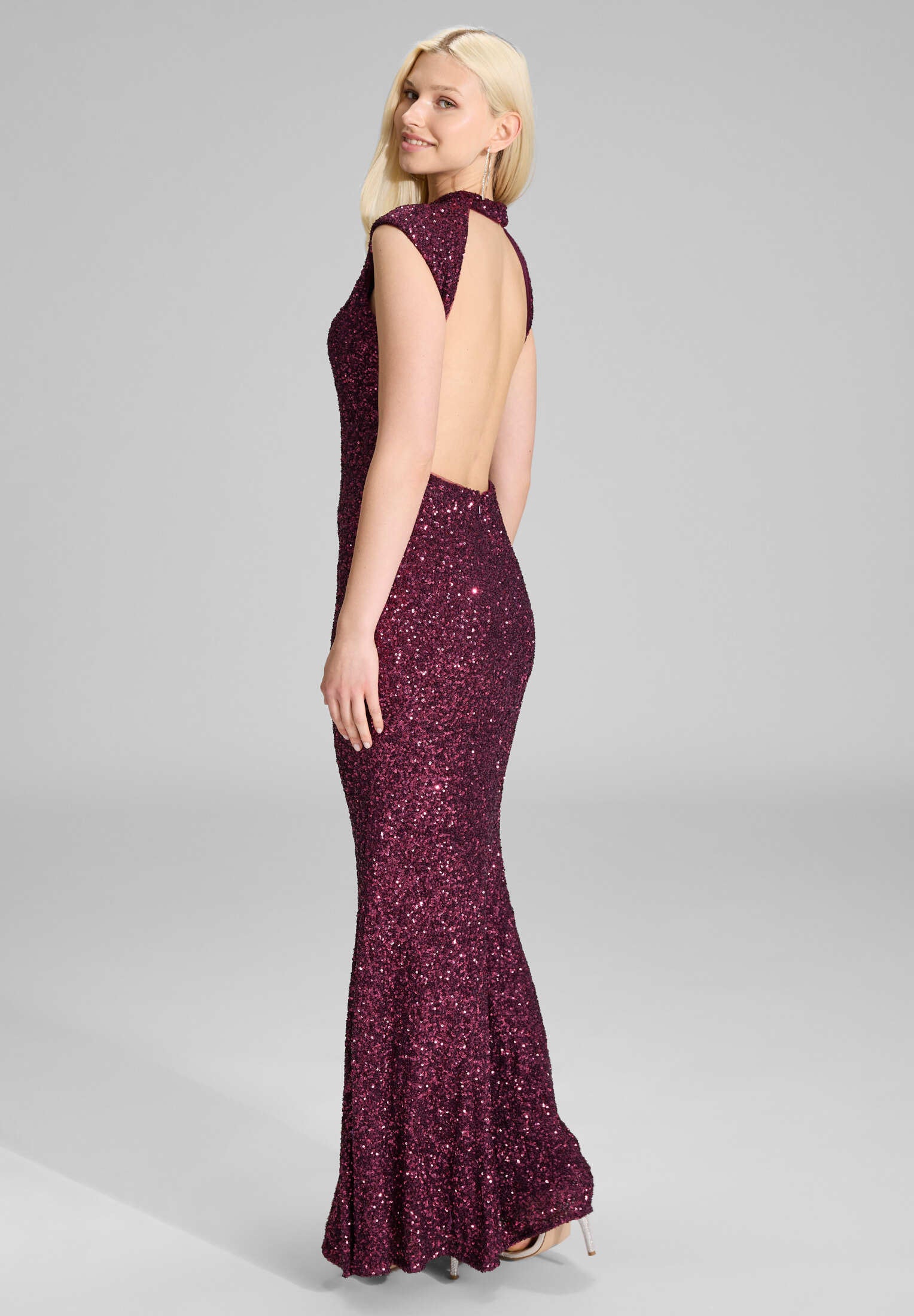 Hochgeschlossenes Paillettenkleid mit Rückenausschnitt