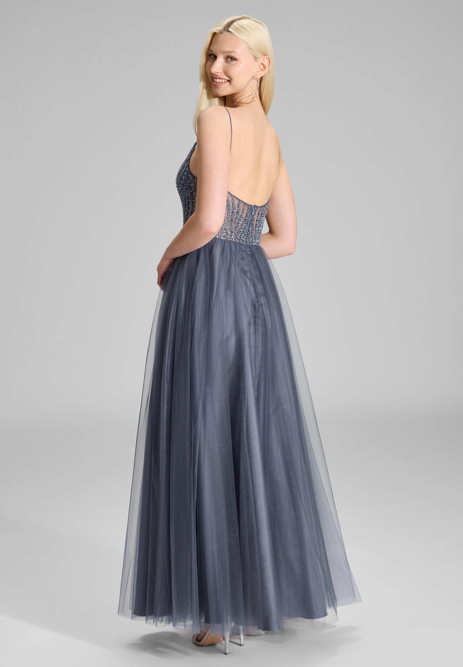 Ausgestelltes Tüllkleid mit tonaler Stickerei