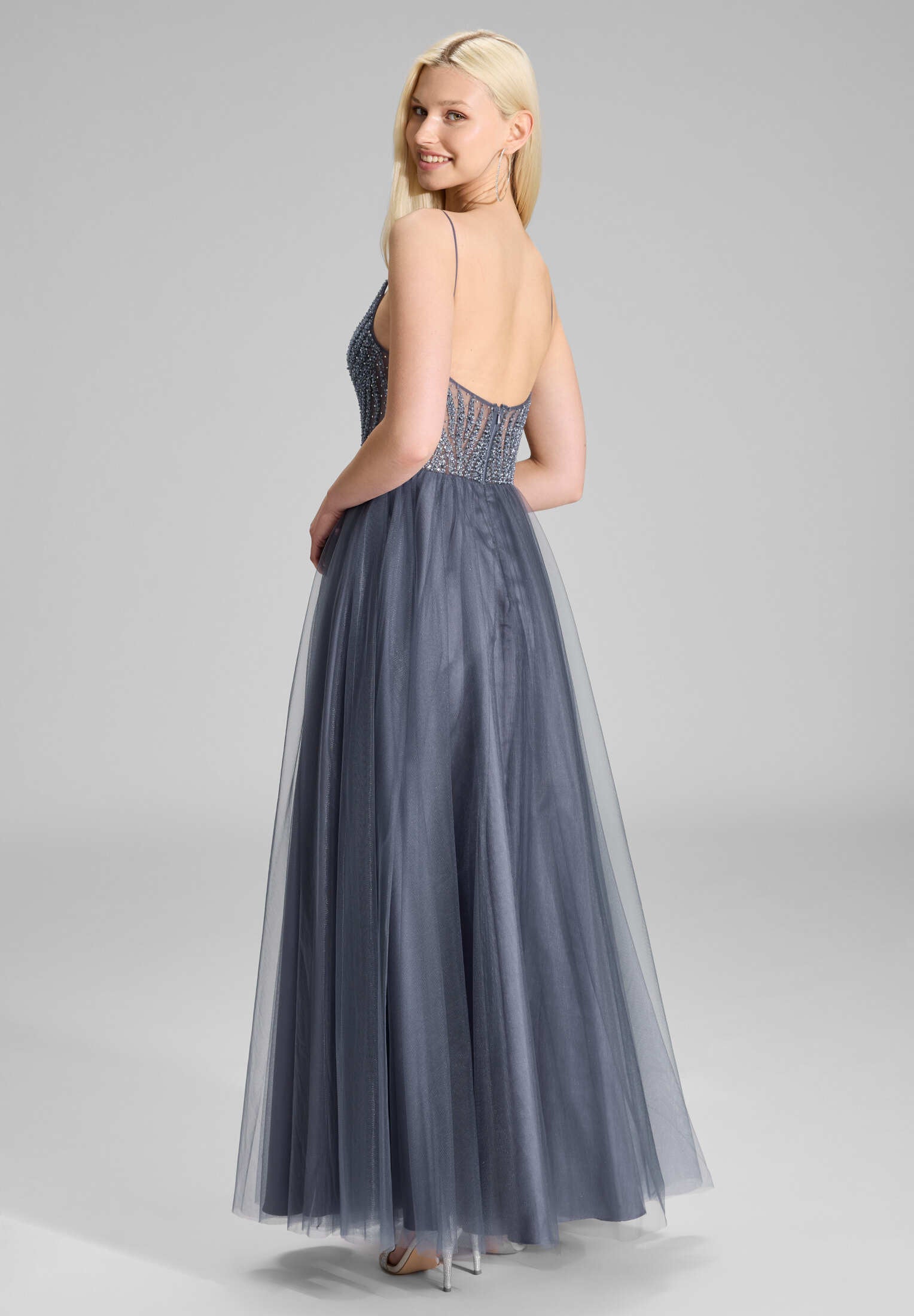 Ausgestelltes Tüllkleid mit tonaler Stickerei