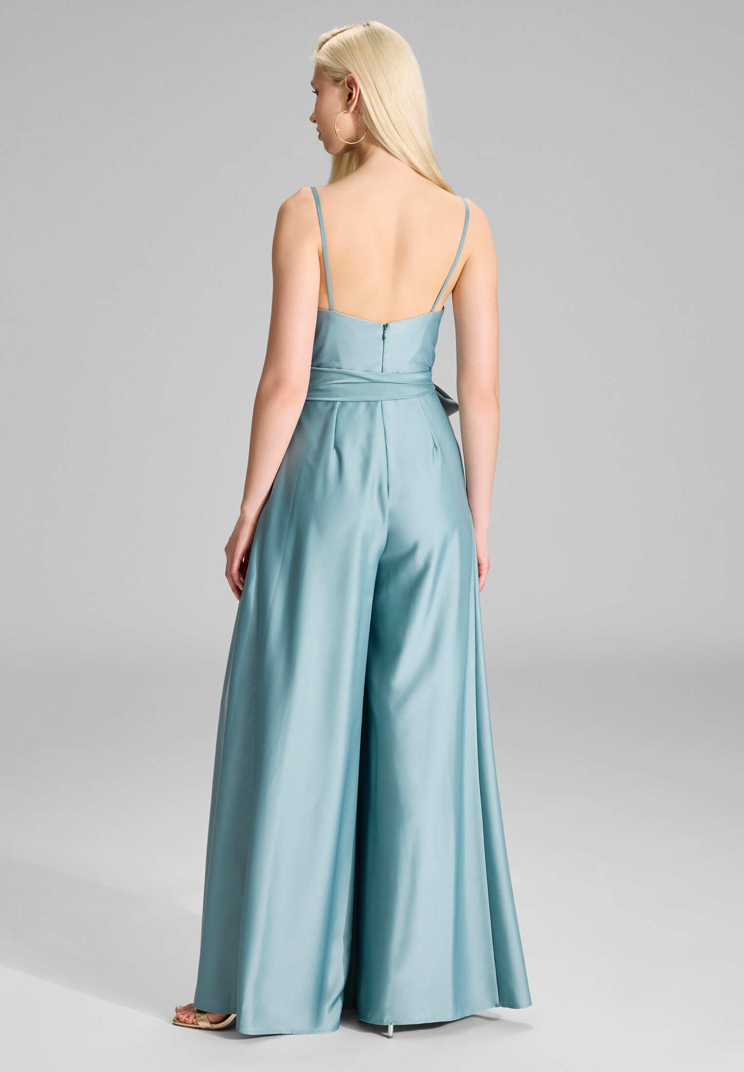 Satin Jumpsuit mit angedeutetem Wasserfallausschnitt