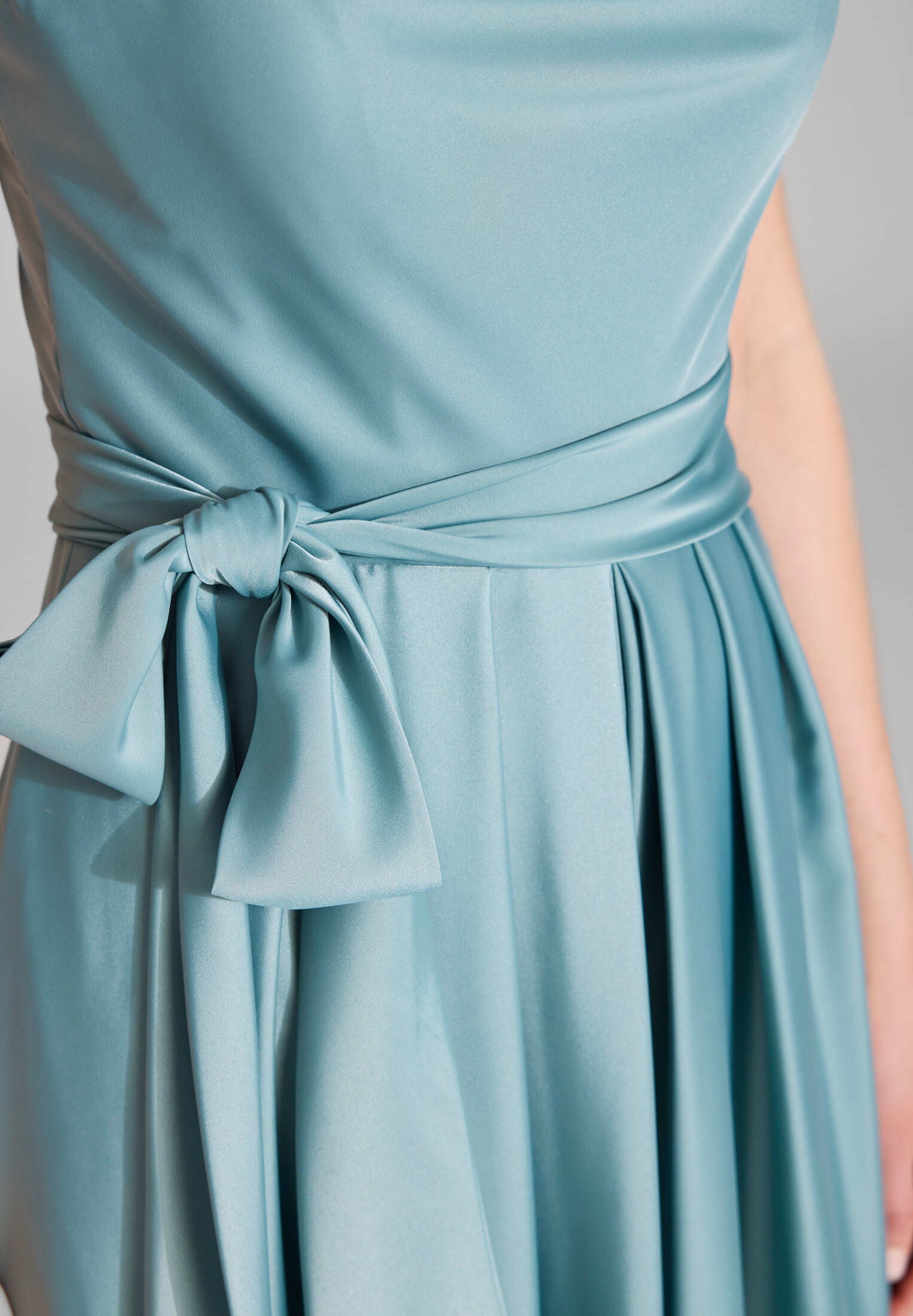 Satin Jumpsuit mit angedeutetem Wasserfallausschnitt