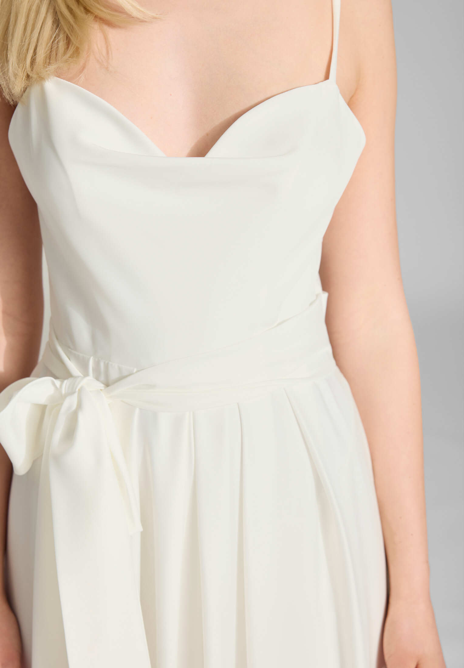 Satin Jumpsuit mit angedeutetem Wasserfallausschnitt