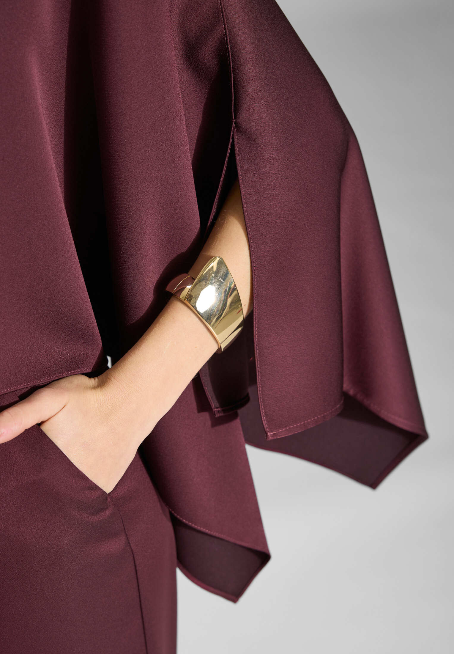 Hose aus Satin mit geradem Bein und Taschen