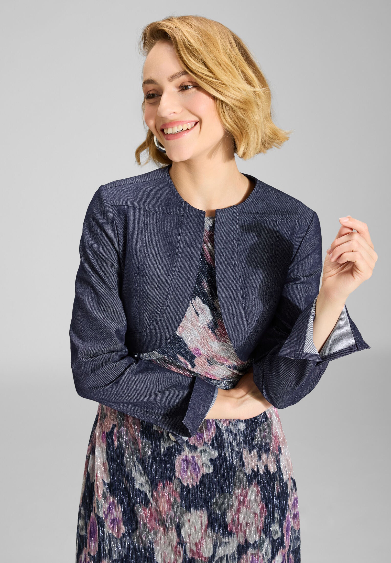 kurze Jeansjacke aus Stretch Denim