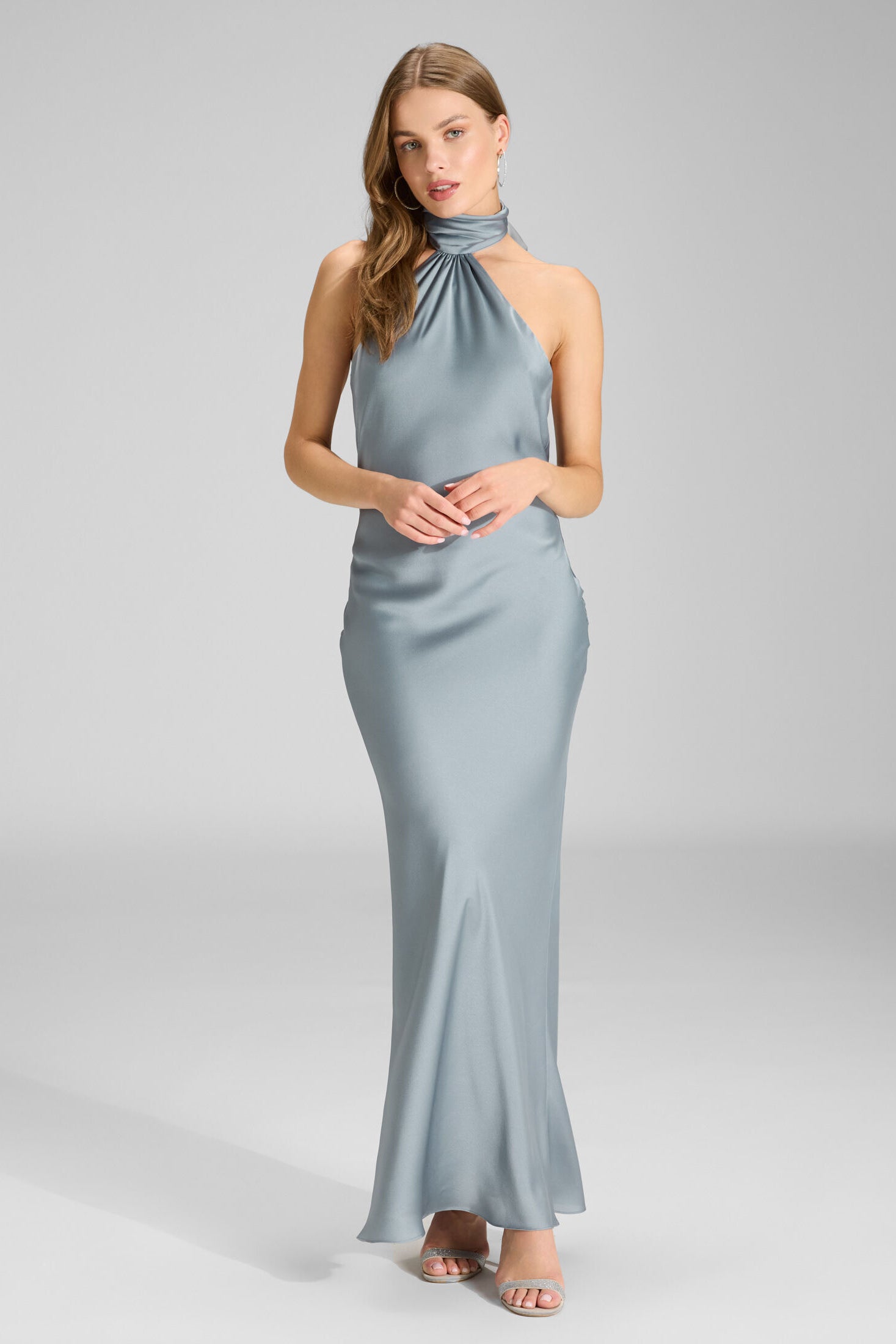 Abendkleid aus nachhaltigem Satin mit Stehkragen ice blue