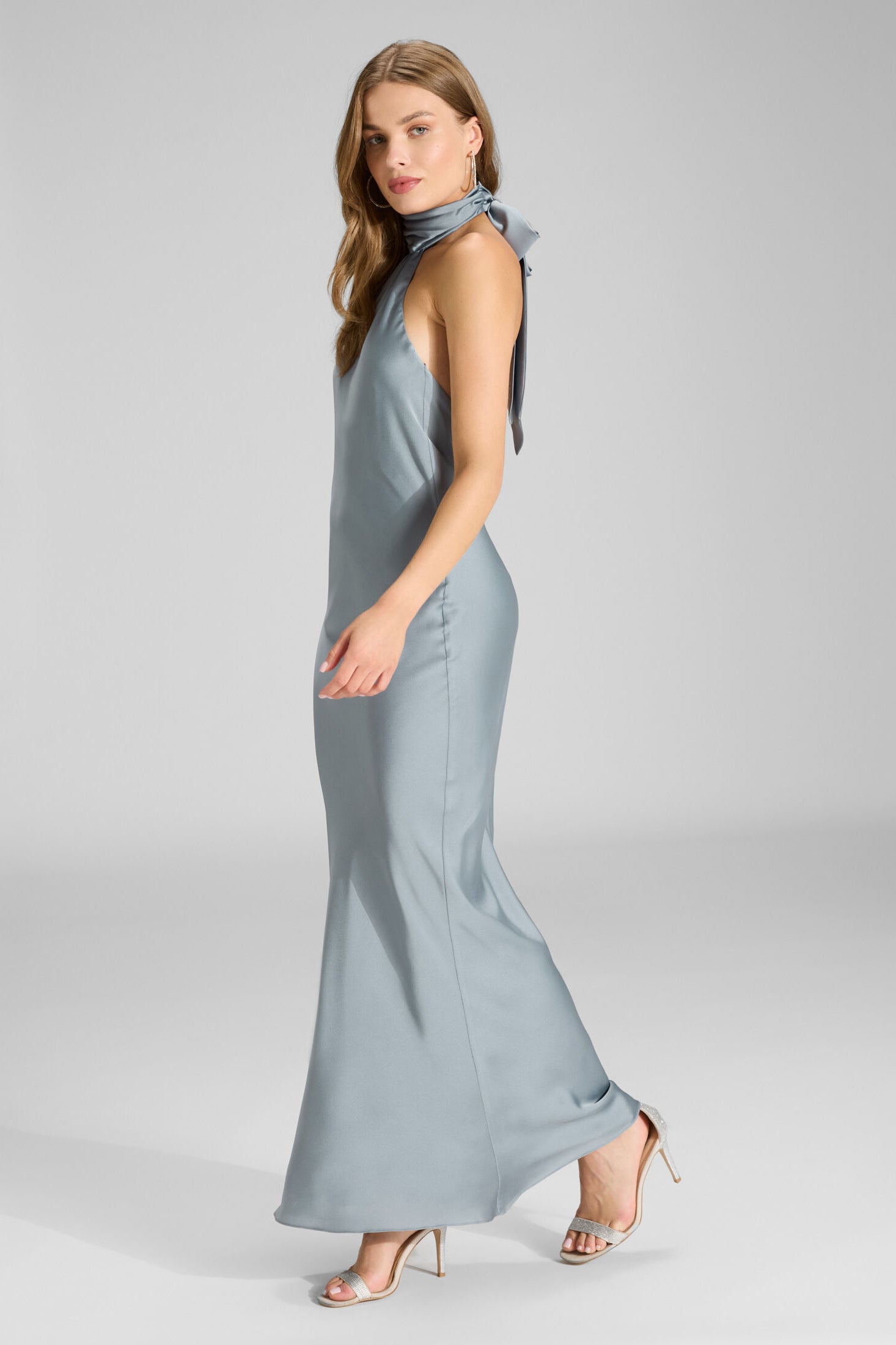 Abendkleid aus nachhaltigem Satin mit Stehkragen