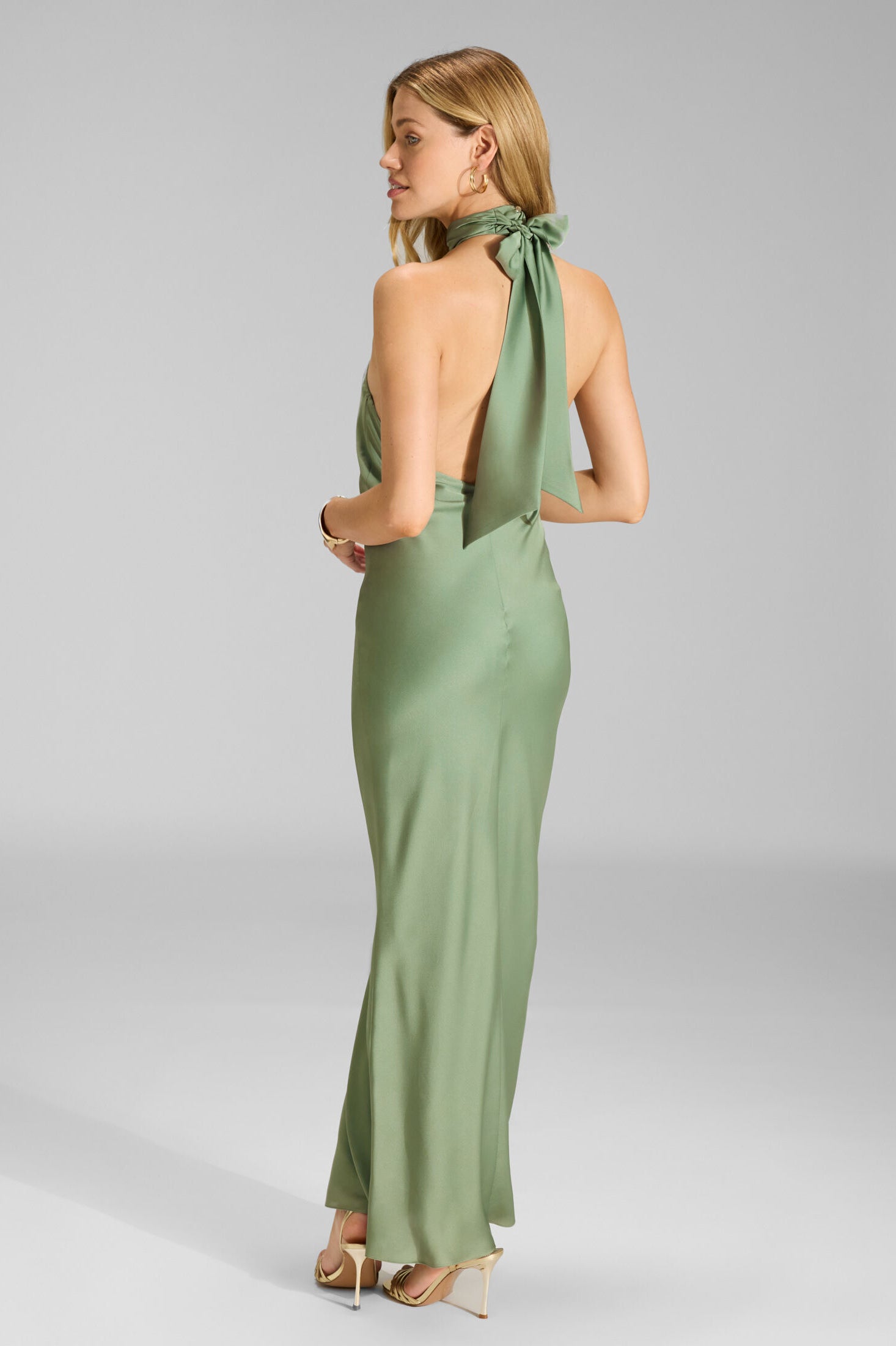 Abendkleid aus nachhaltigem Satin mit Stehkragen