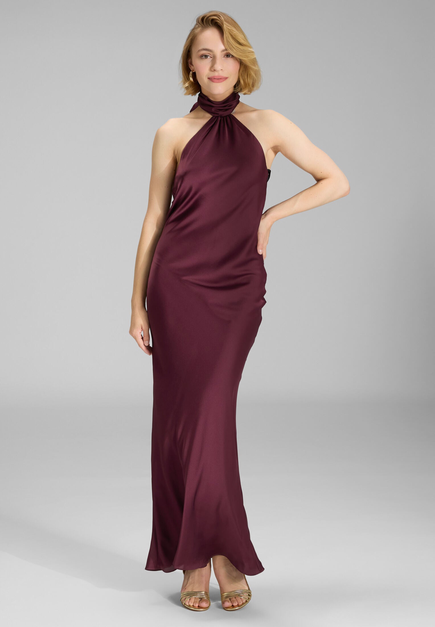 Abendkleid aus nachhaltigem Satin mit Stehkragen merlot red