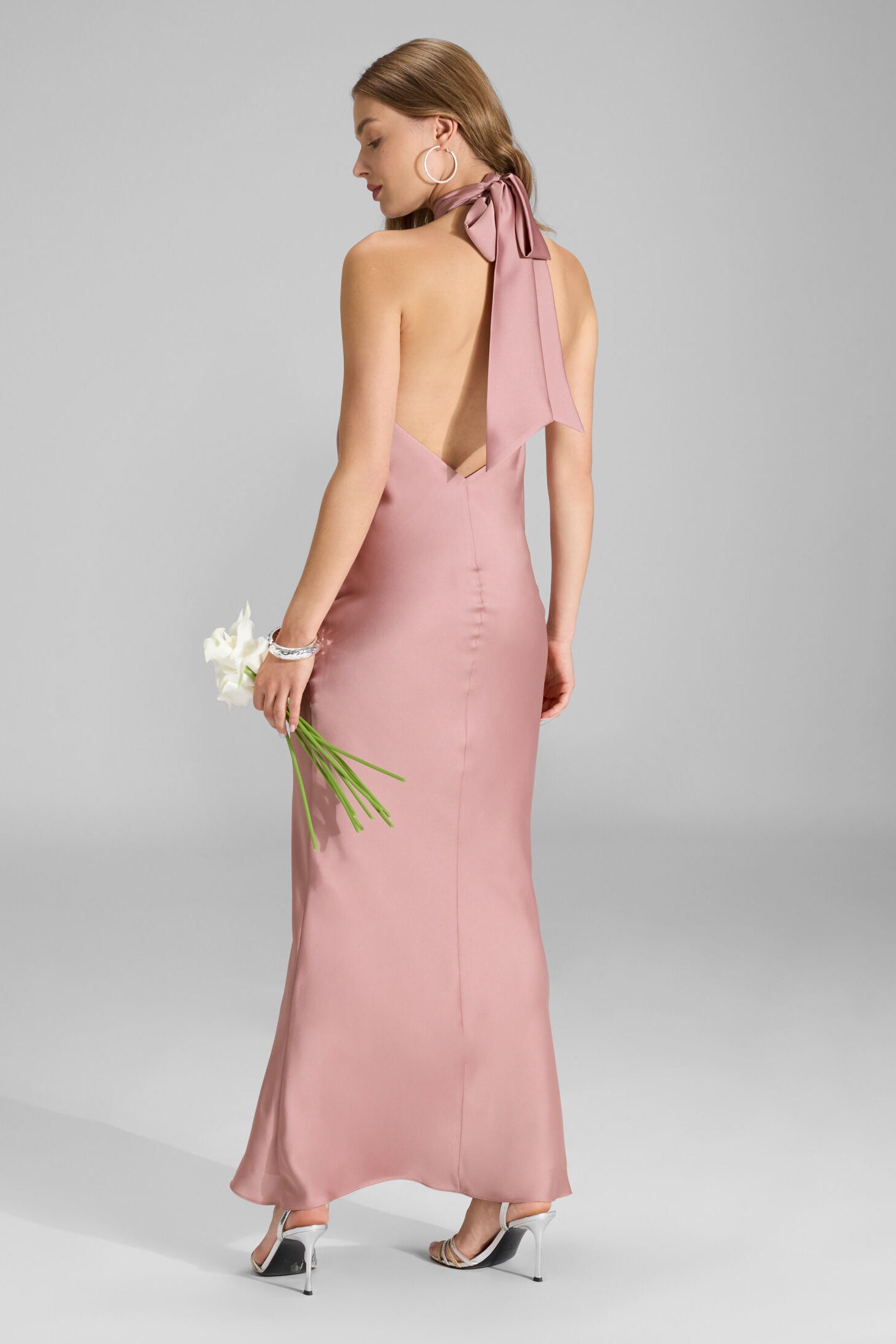 Abendkleid aus nachhaltigem Satin mit Stehkragen