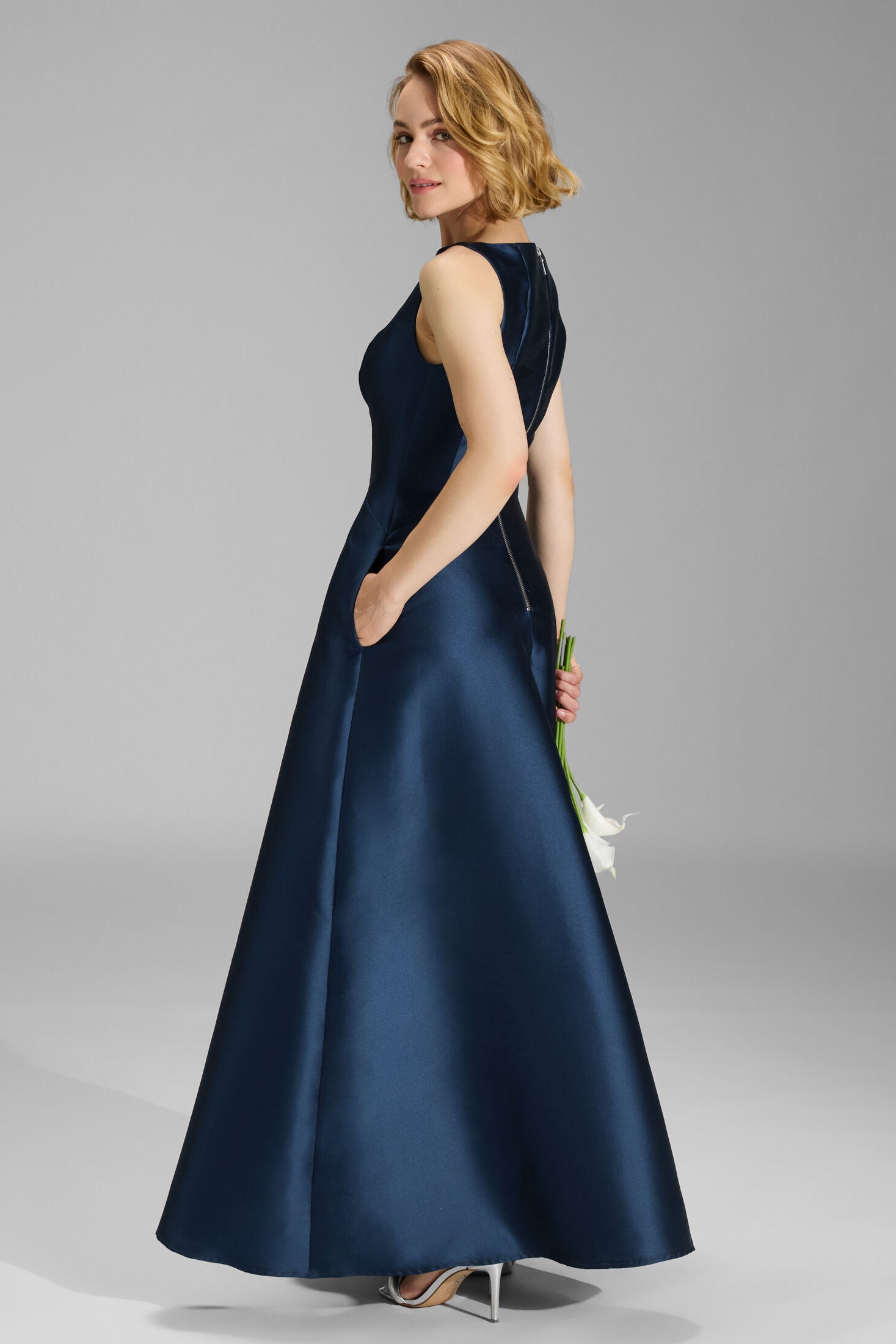 Robenartiges Abendkleid mit Eingrifftaschen