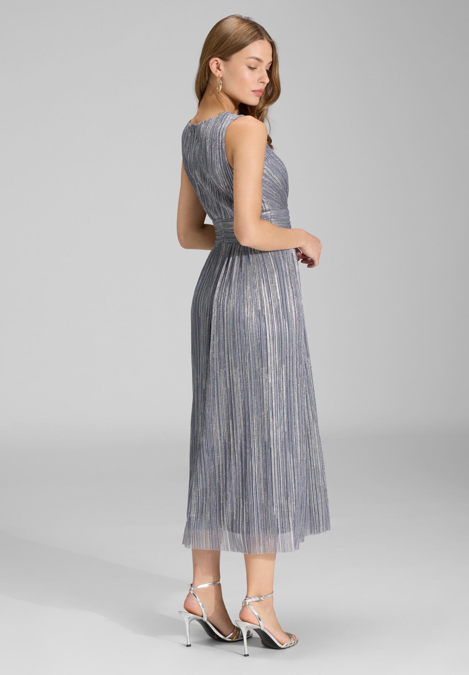 Cocktailkleid aus glänzendem Plissee Jersey mit V-Ausschnitt