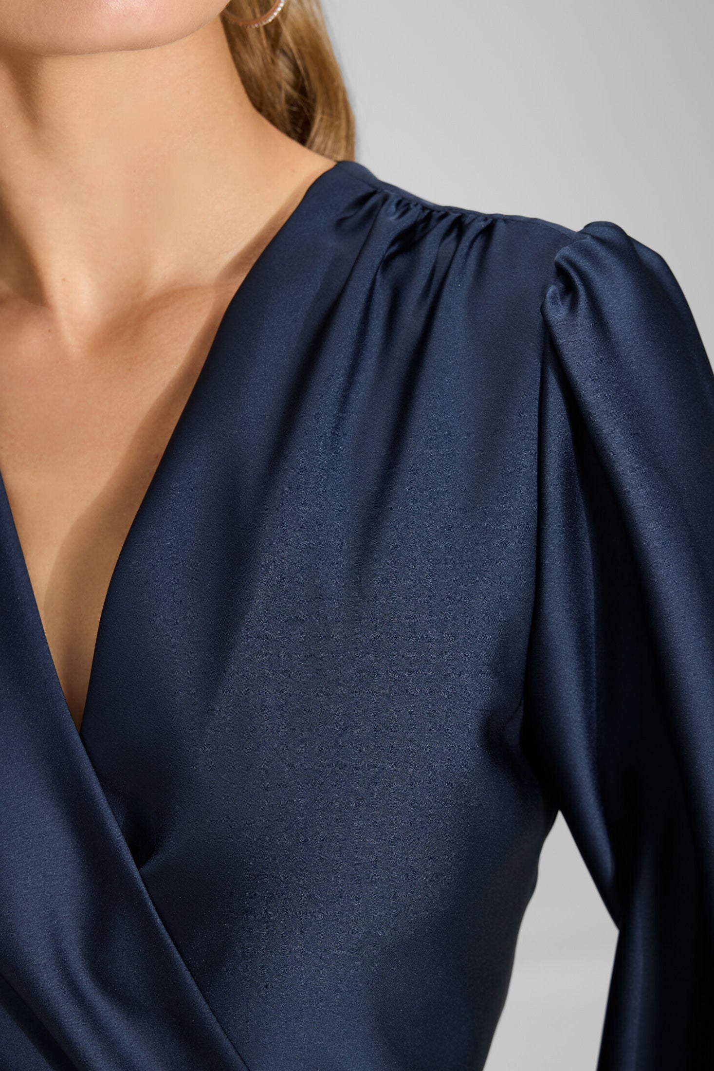 Cocktailkleid aus nachhaltigem Satin mit Wickel Oberteil und Tellerrock