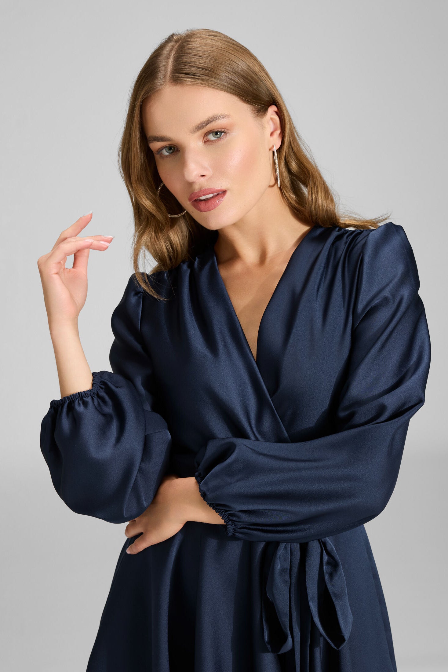 Cocktailkleid aus nachhaltigem Satin mit Wickel Oberteil und Tellerrock