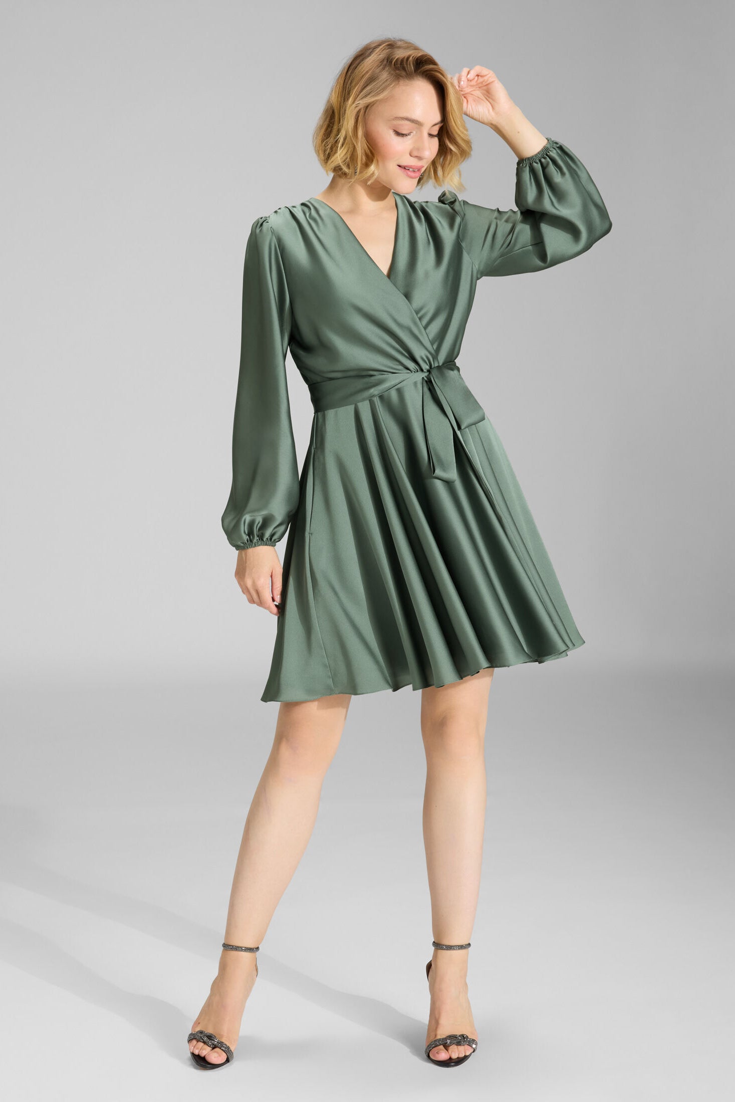 Cocktailkleid aus nachhaltigem Satin mit Wickel Oberteil und Tellerrock deep slate