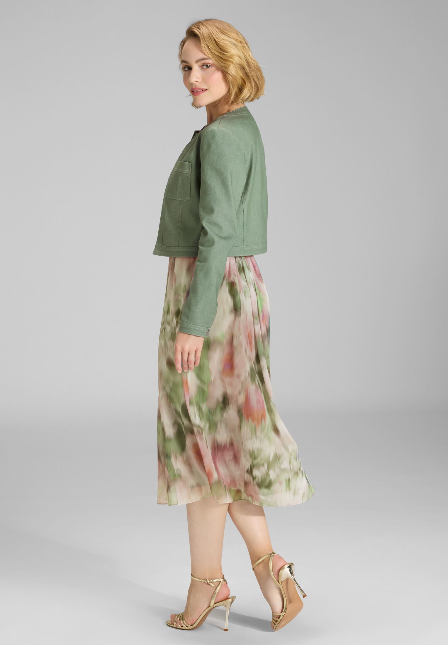 Kurze Jacke aus Stretch Denim mit aufgesetzten Taschen