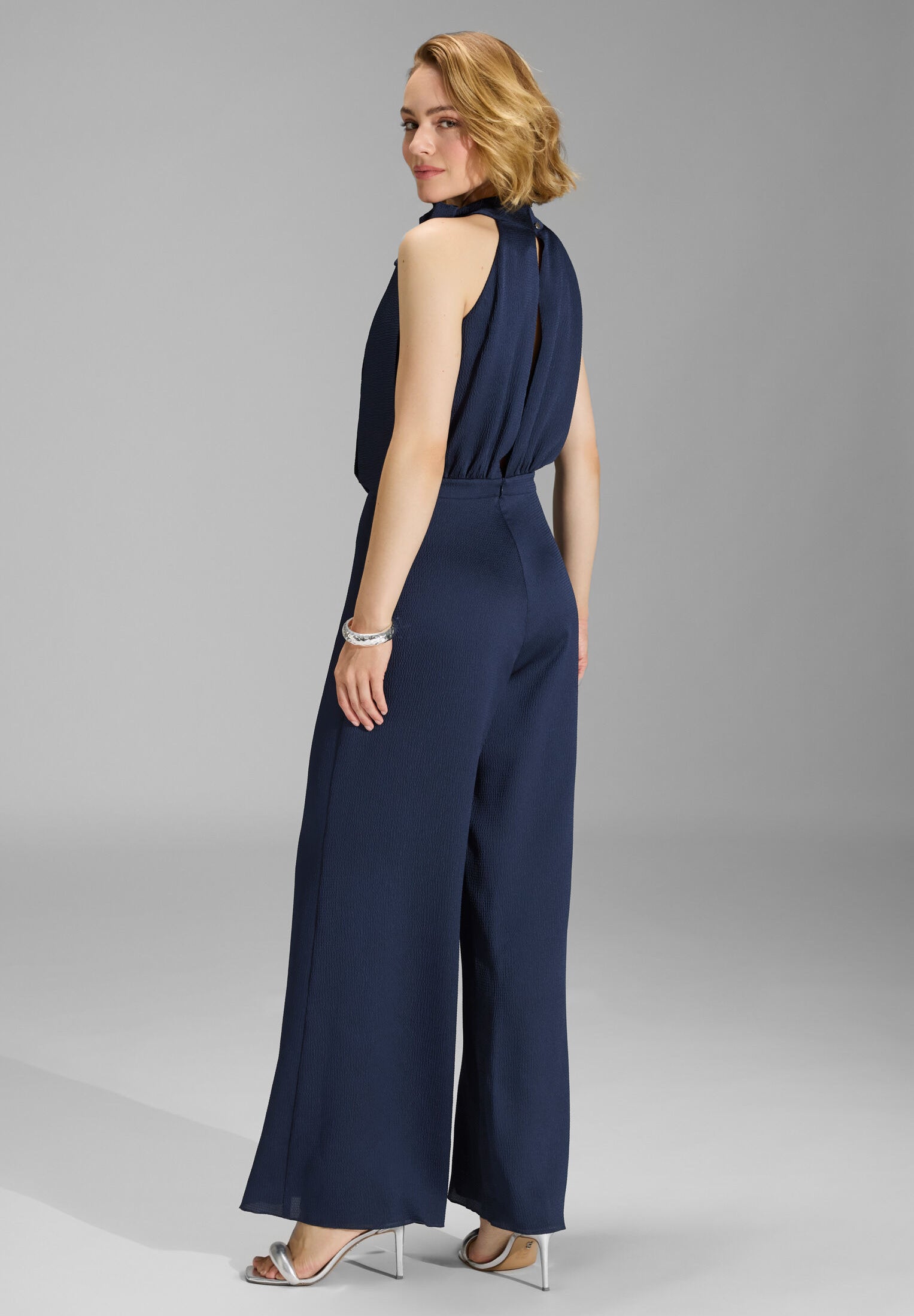 Jumpsuit mit Schluppe aus Satin