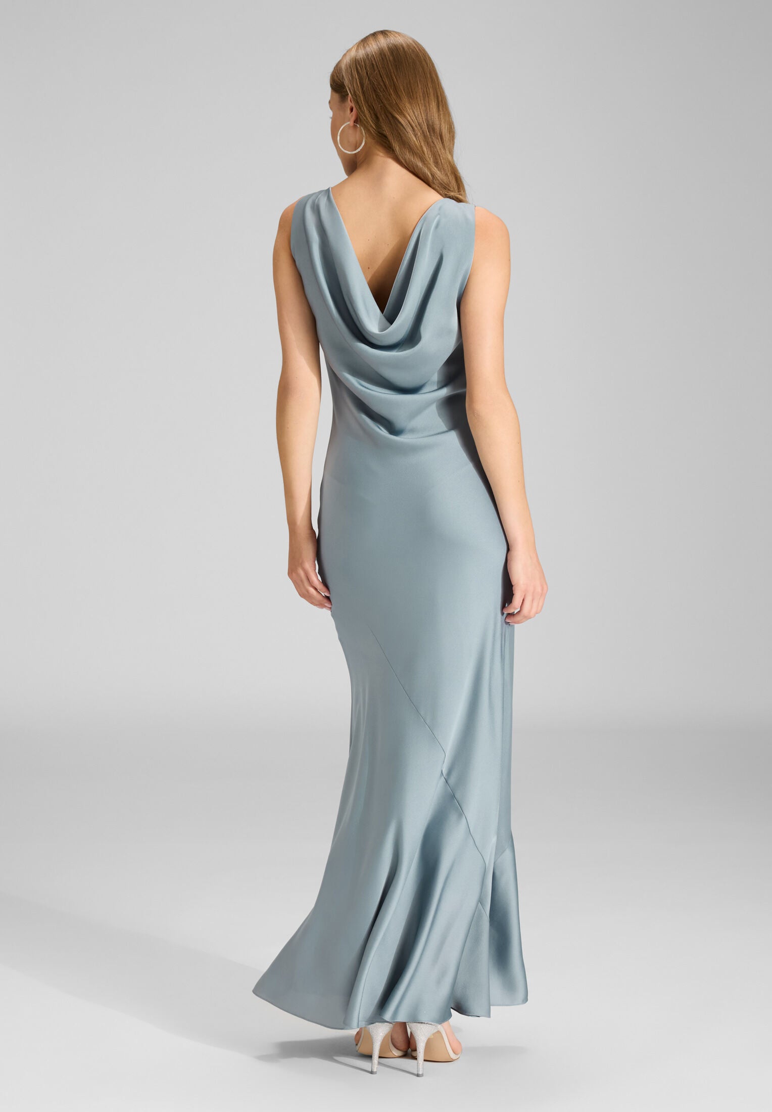 Abendkleid aus nachhaltigem Satin mit Wasserfall Ausschnitt