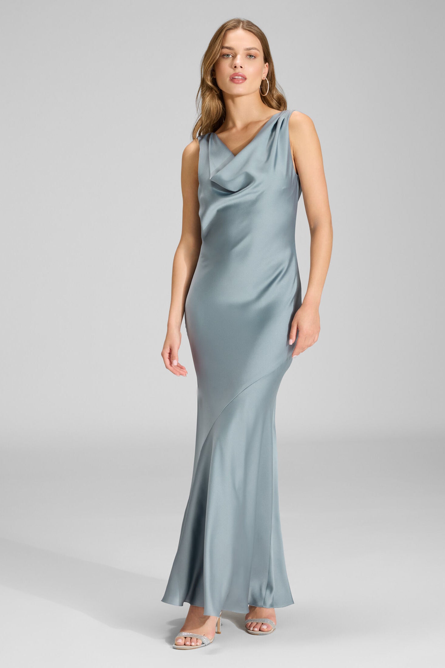 Abendkleid aus nachhaltigem Satin mit Wasserfall Ausschnitt ice blue