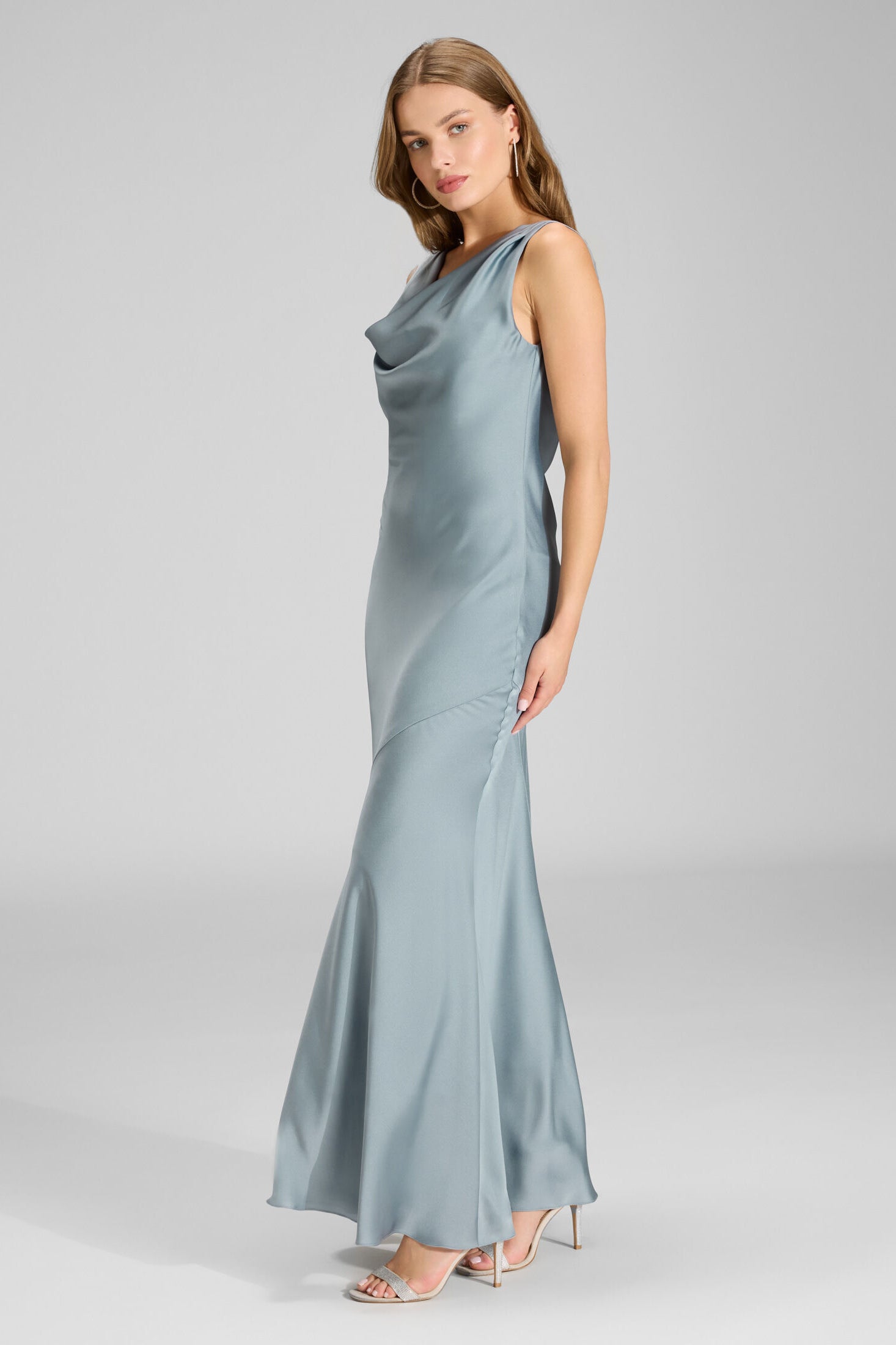 Abendkleid aus nachhaltigem Satin mit Wasserfall Ausschnitt