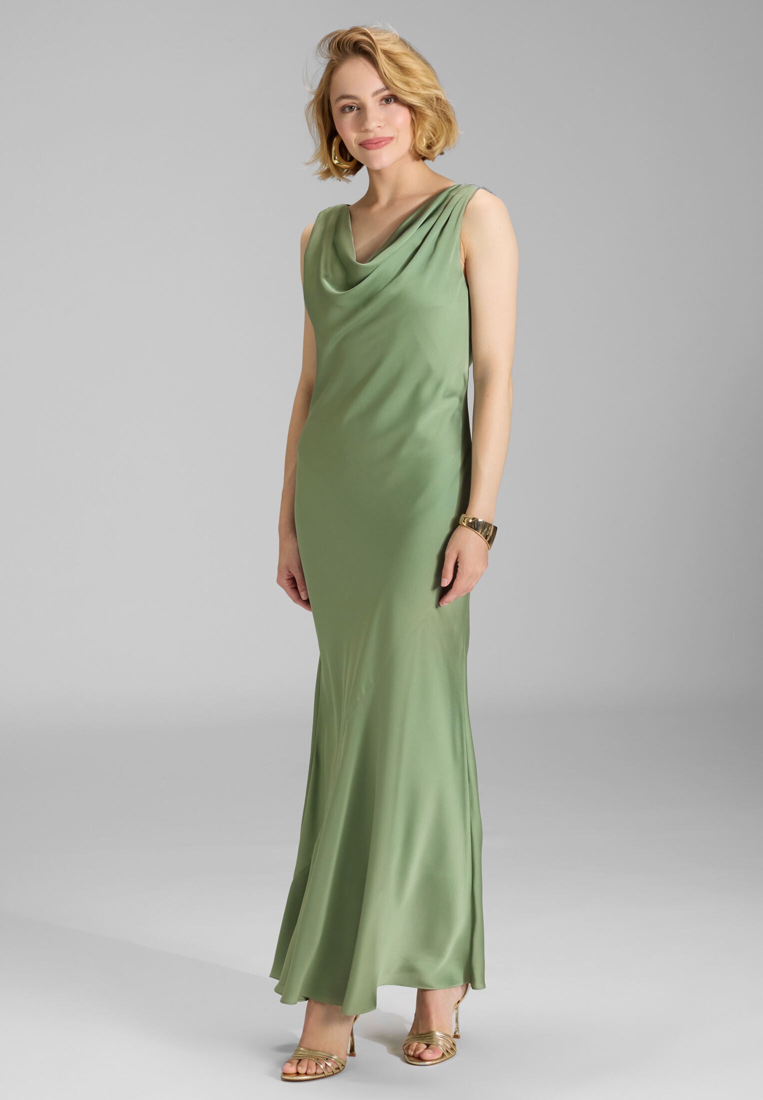 Abendkleid aus nachhaltigem Satin mit Wasserfall Ausschnitt matcha green