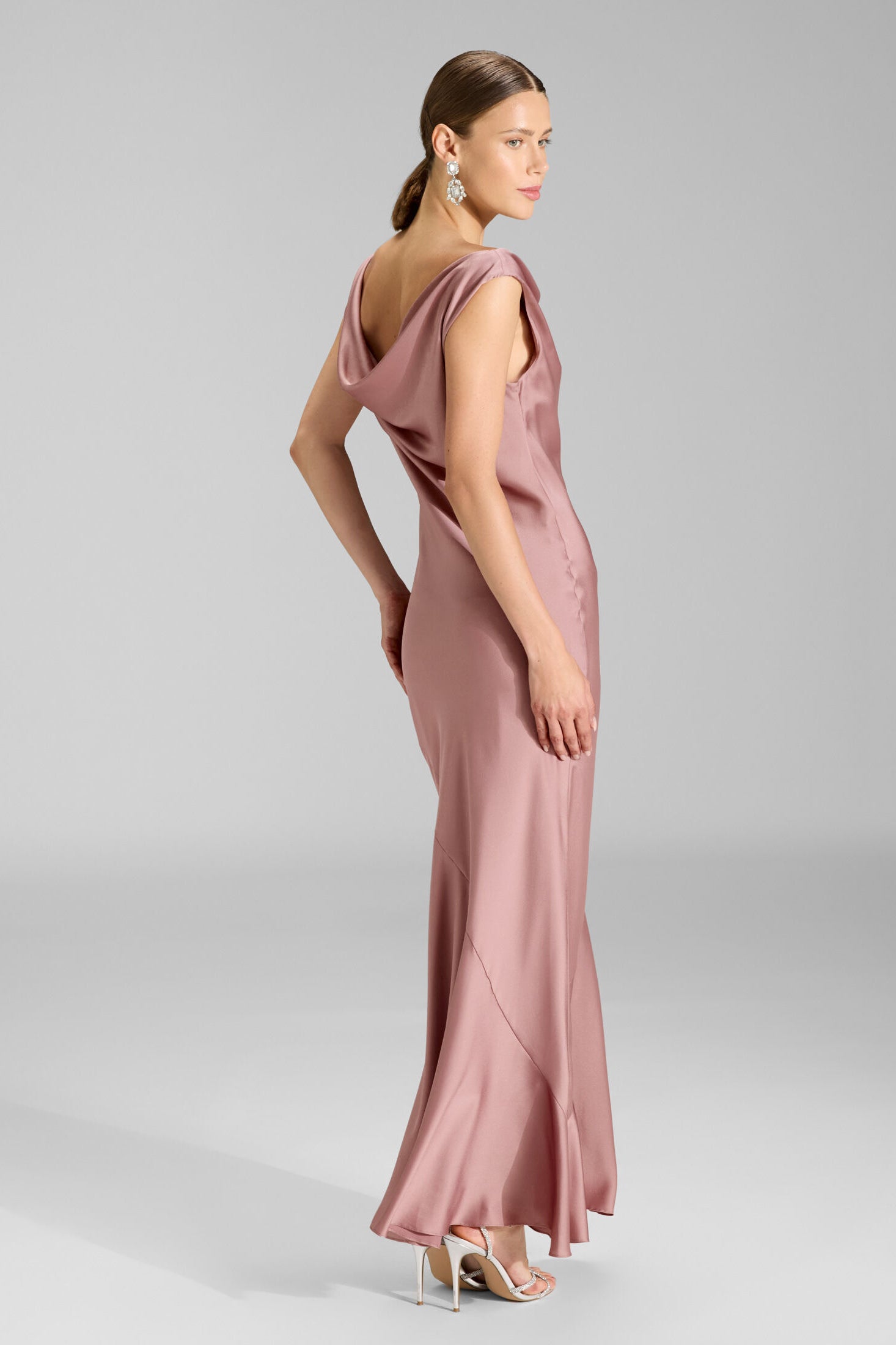 Abendkleid aus nachhaltigem Satin mit Wasserfall Ausschnitt