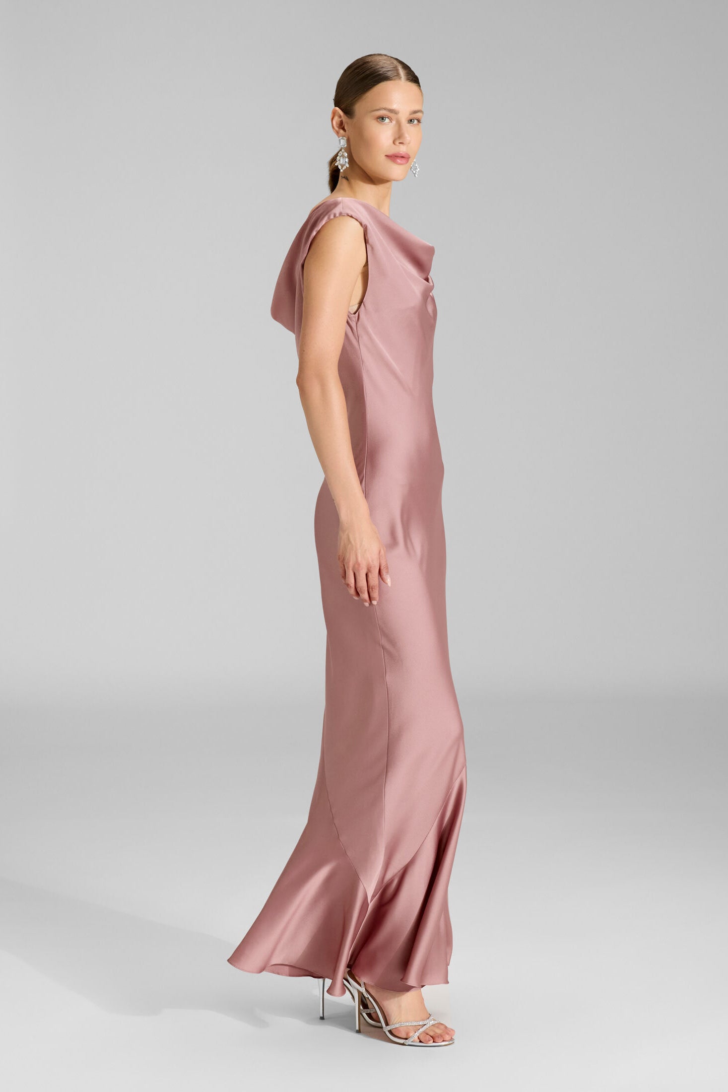 Abendkleid aus nachhaltigem Satin mit Wasserfall Ausschnitt