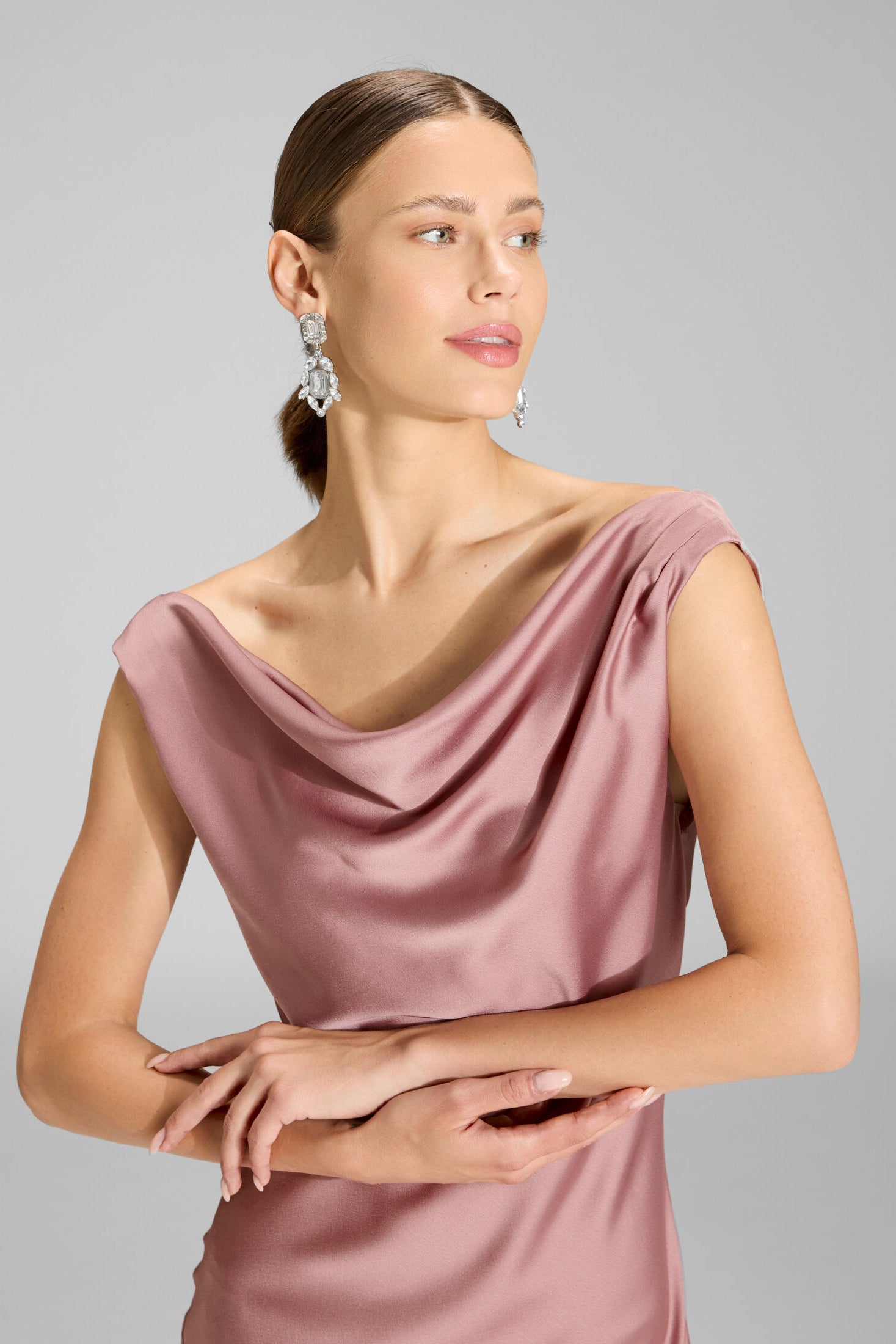 Abendkleid aus nachhaltigem Satin mit Wasserfall Ausschnitt