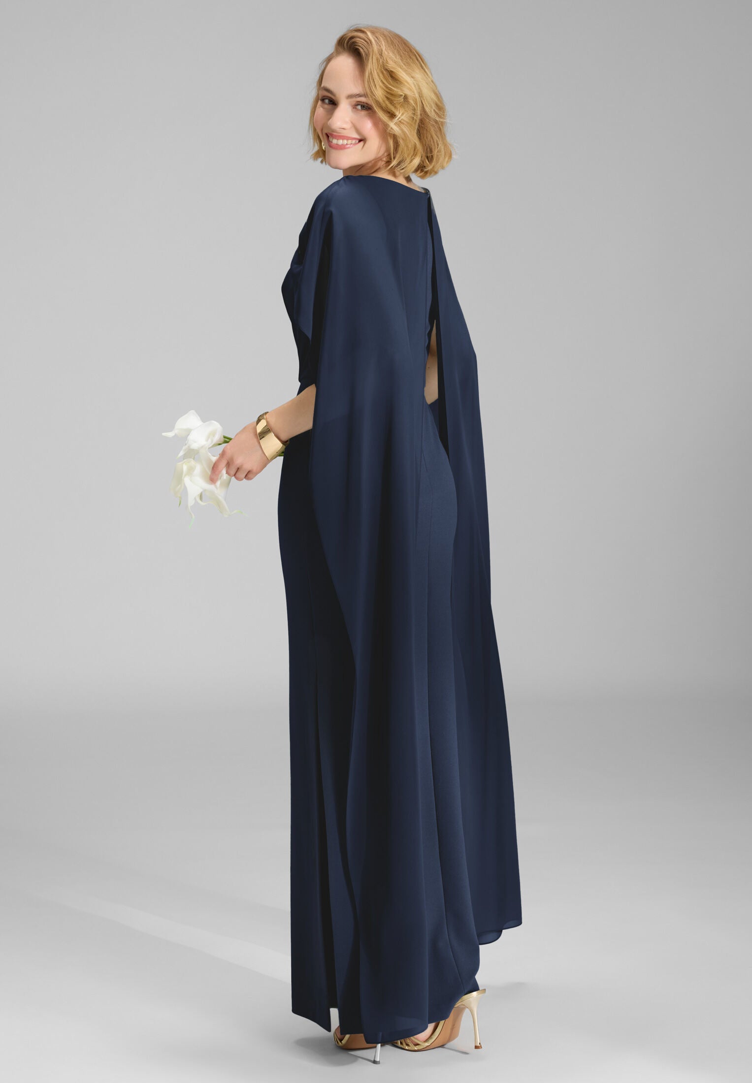 Abendkleid aus Crepe Jersey mit Chiffon Cape und Zierteil